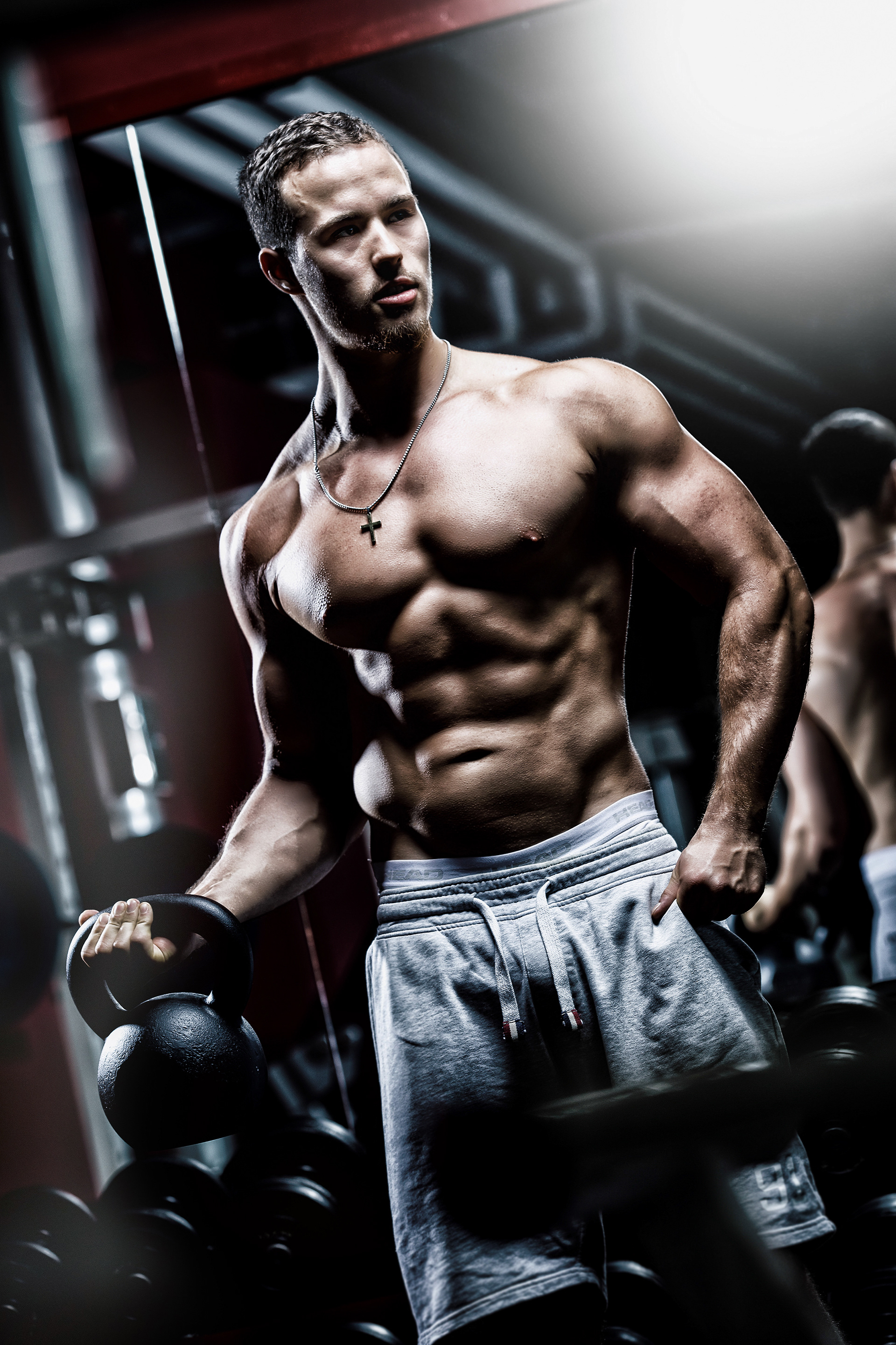 Bodybuilder mit Kettlebell
