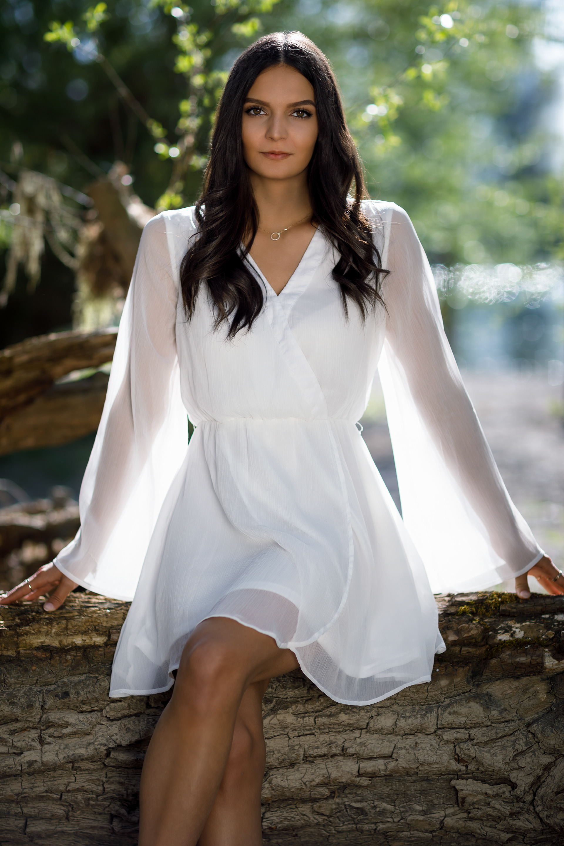 schöne Frau in weißem Kleid in Natur