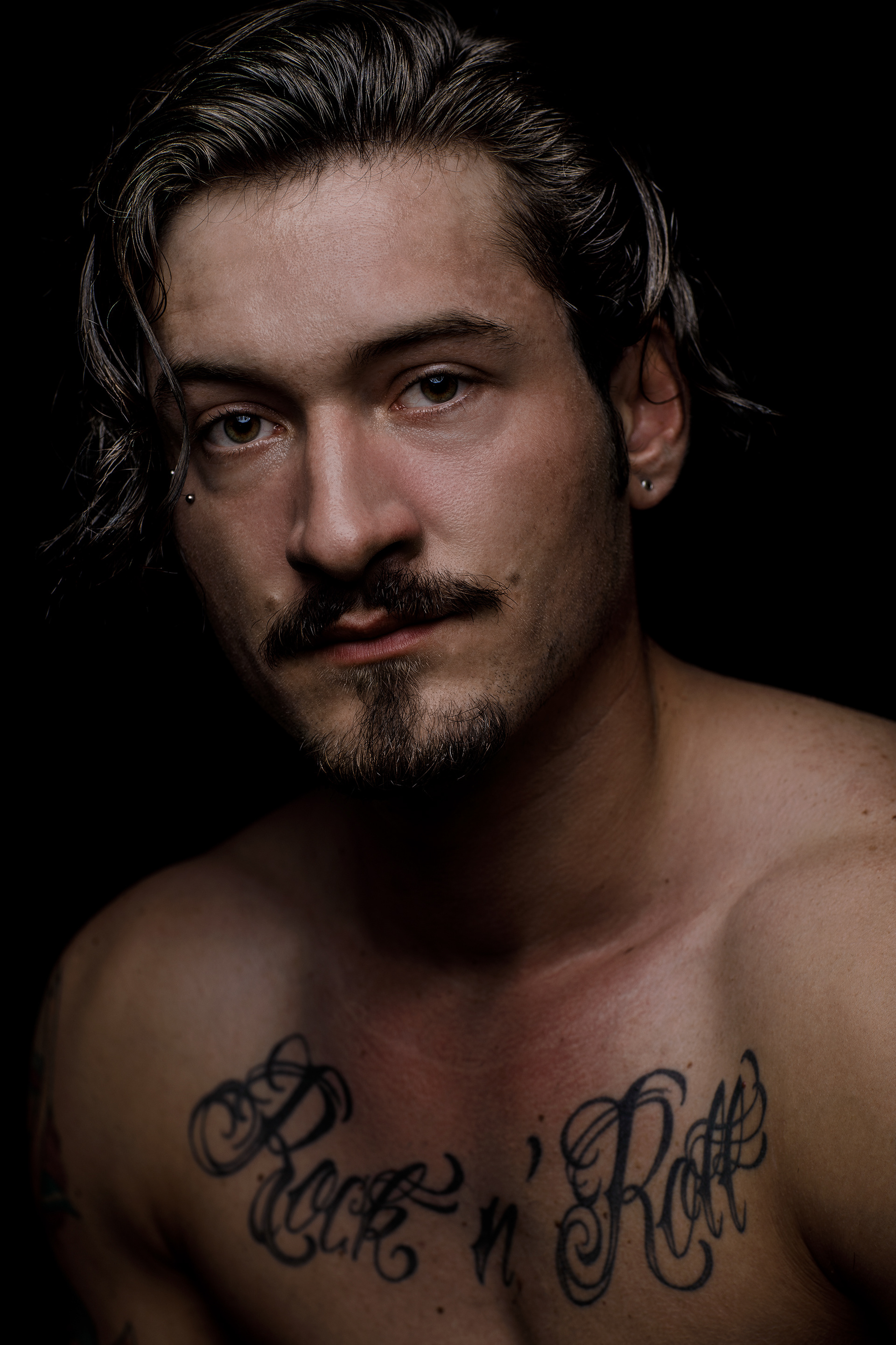 Charakterportrait Mann mit Tattoo 