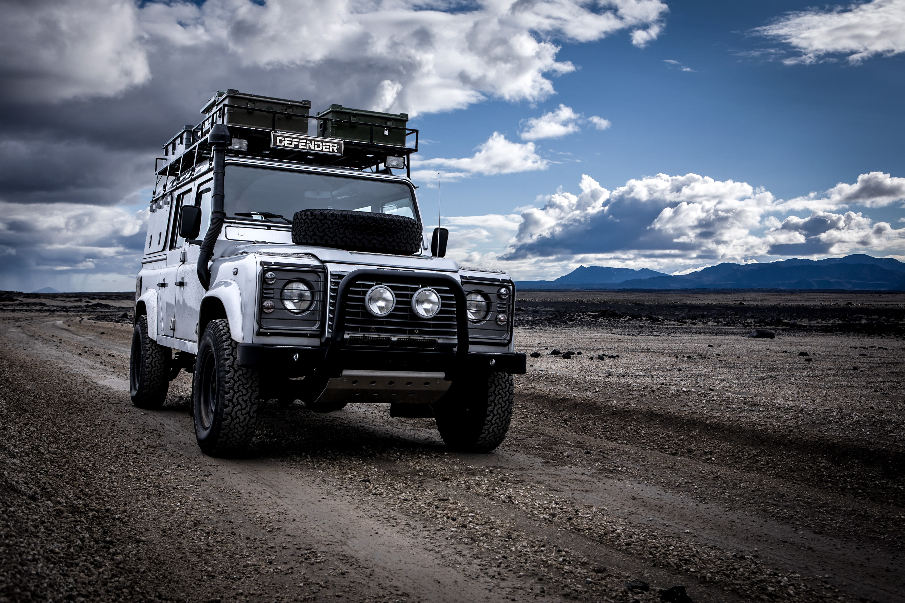 Landrover Defender Offroad in Island