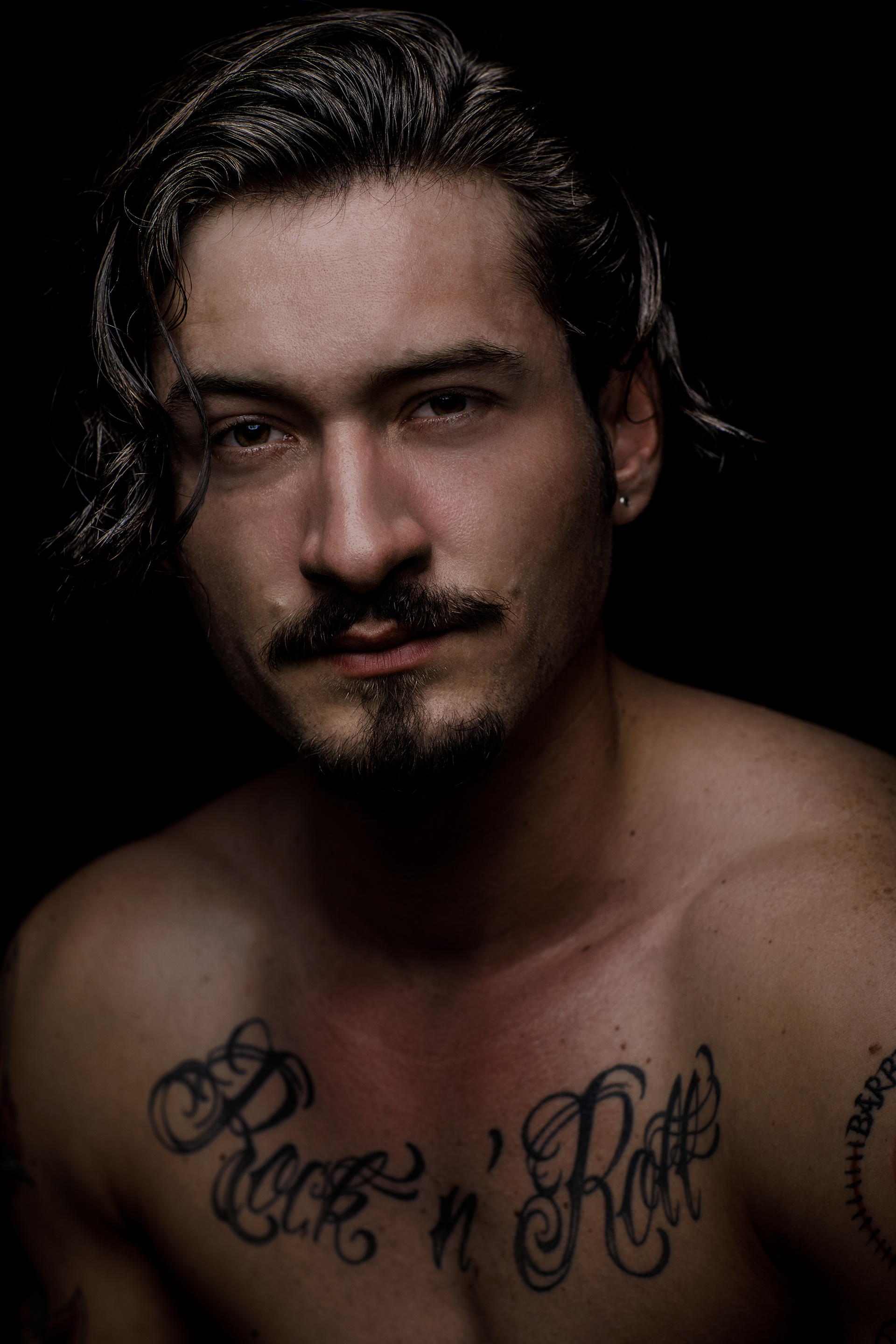 Charakterportrait junger Mann mit Tattoos 
