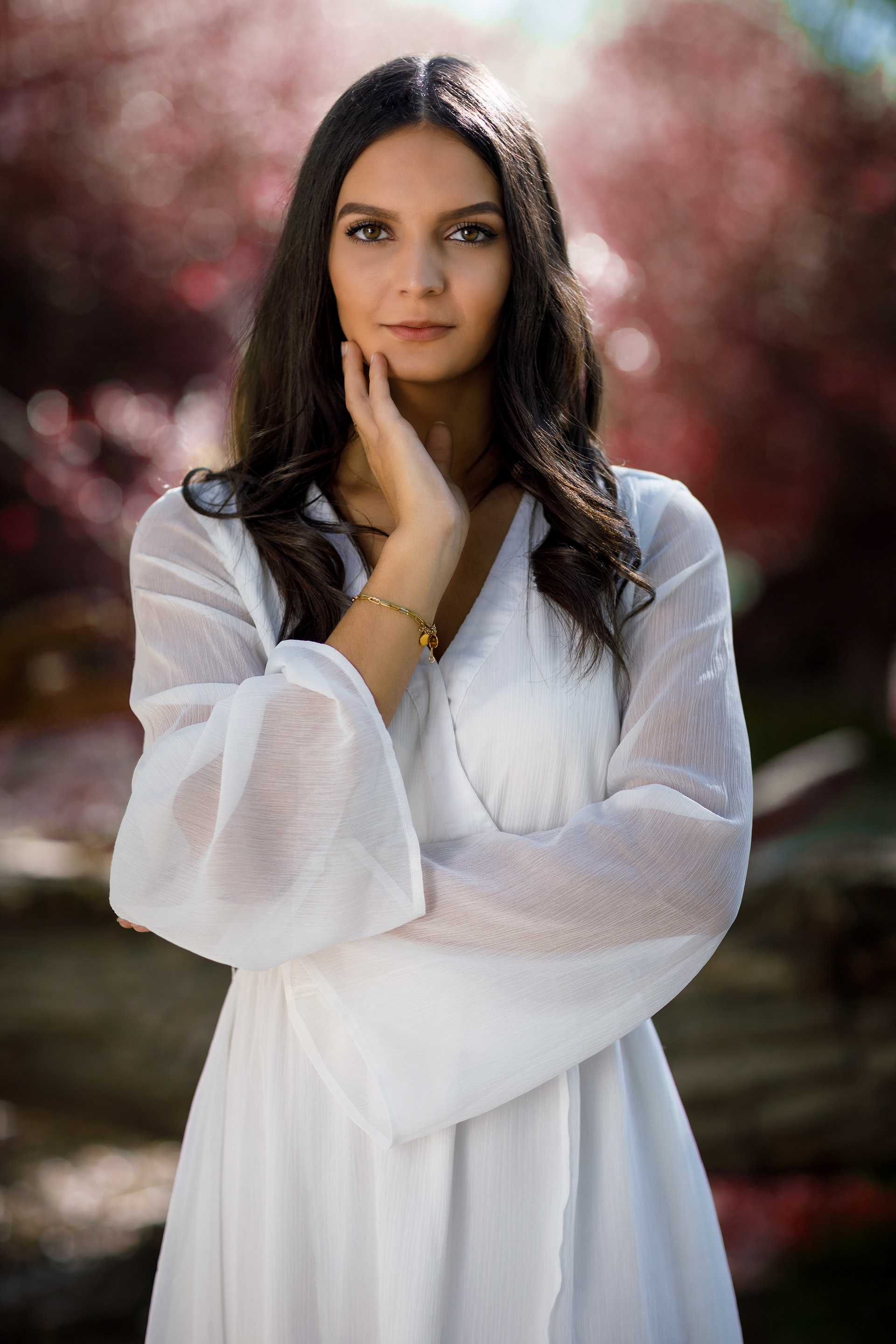 schöne Frau in weißem Kleid in Natur