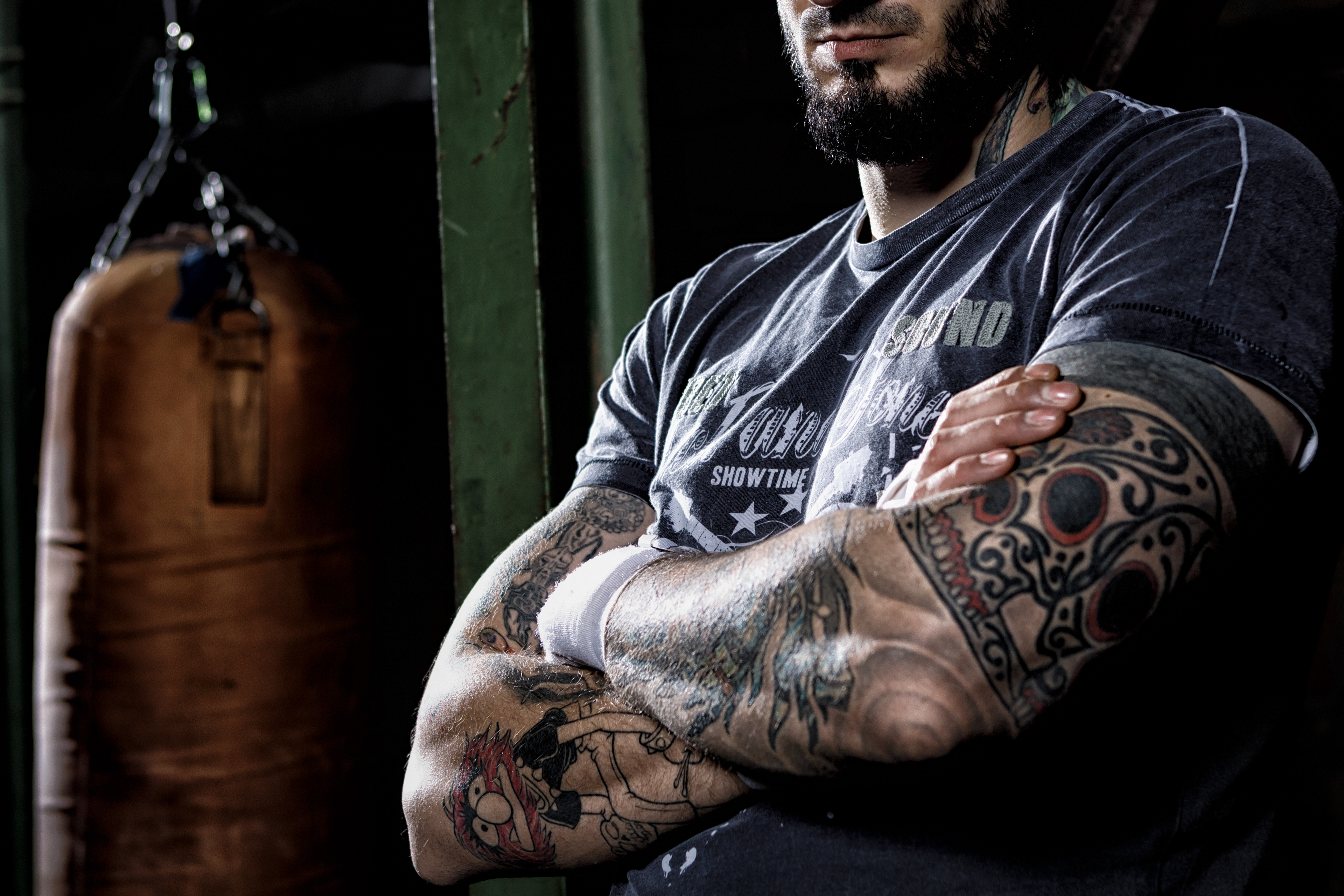 stolzer Boxer in alter Fabrikhalle