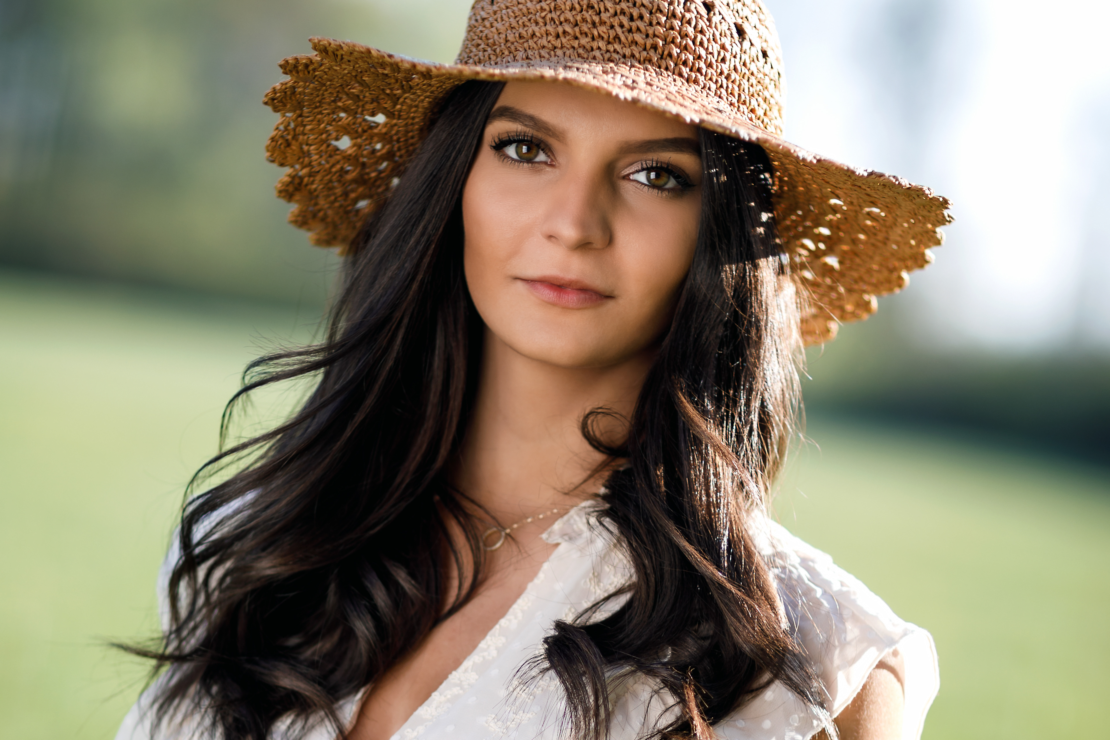 Portraits junge Frau mit Hut