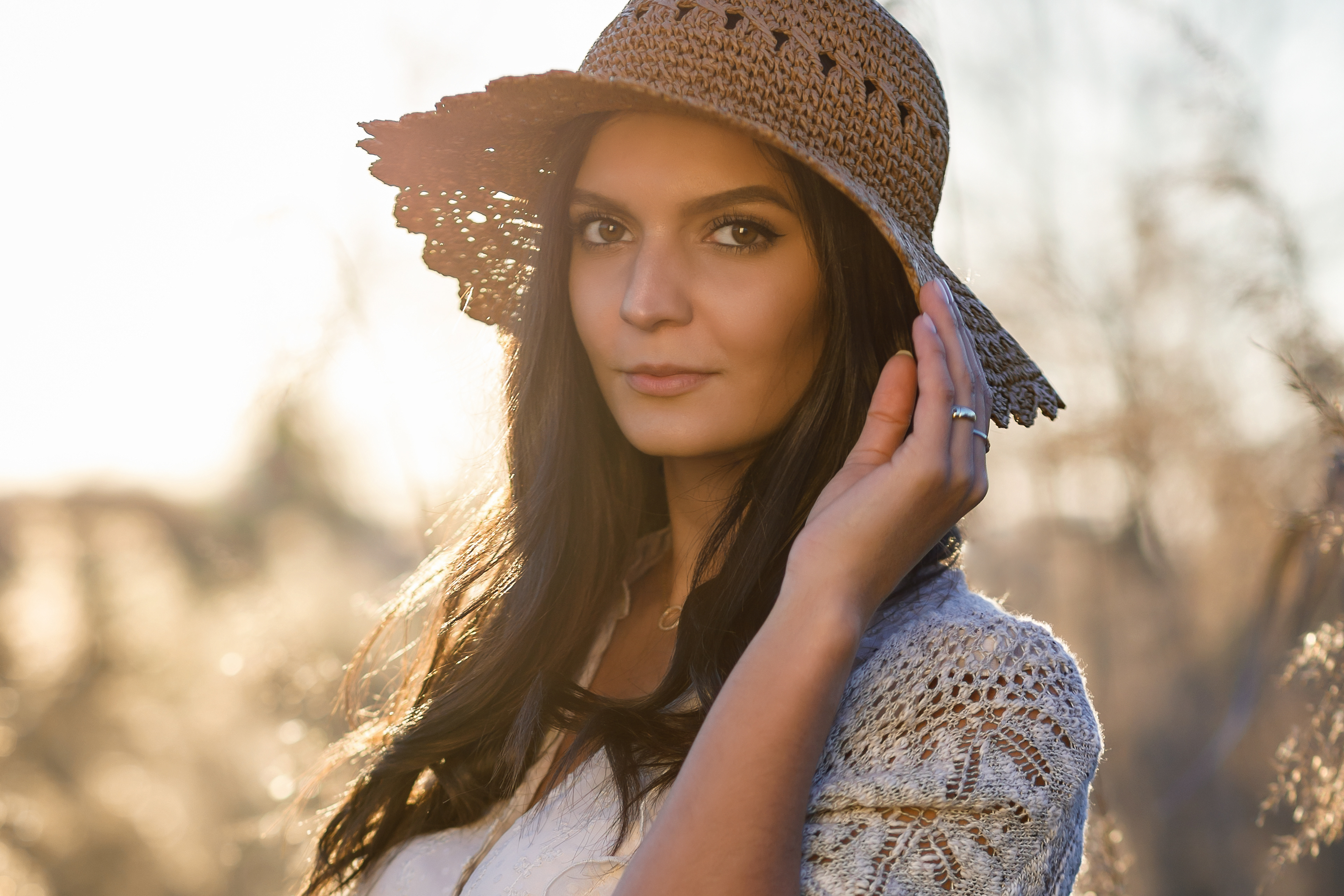 Portrait junge Frau mit Hut