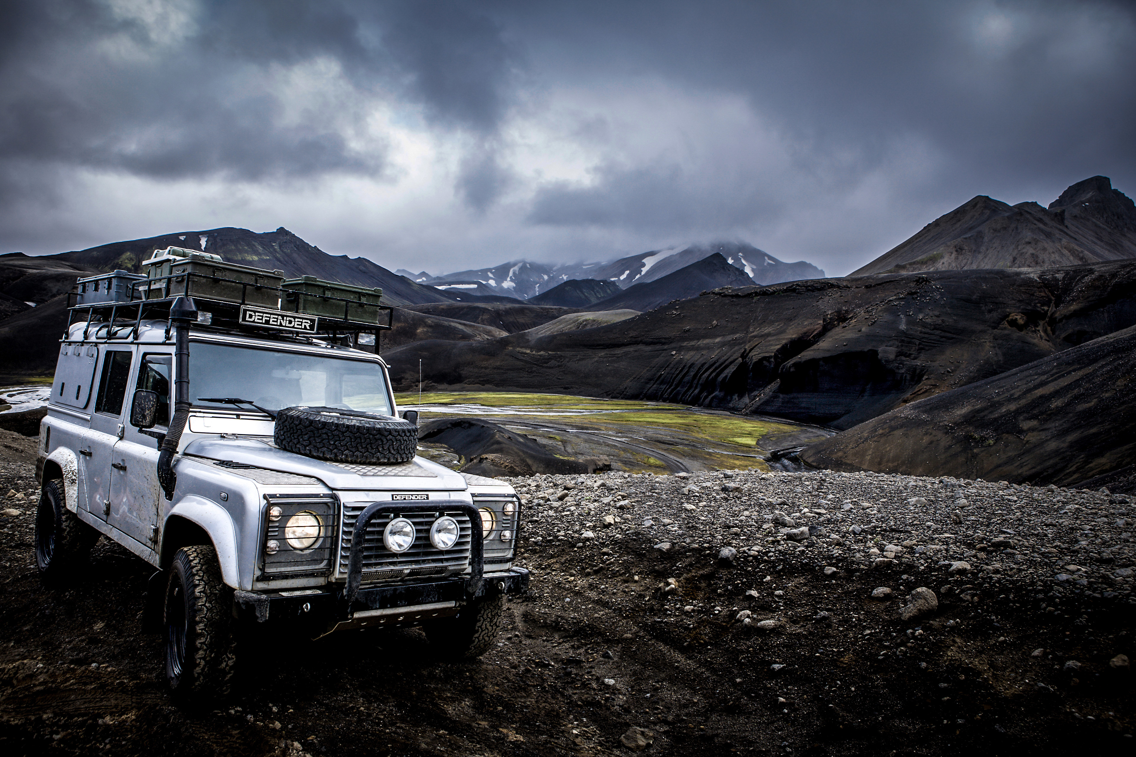 Landrover Defender Offroad in Island