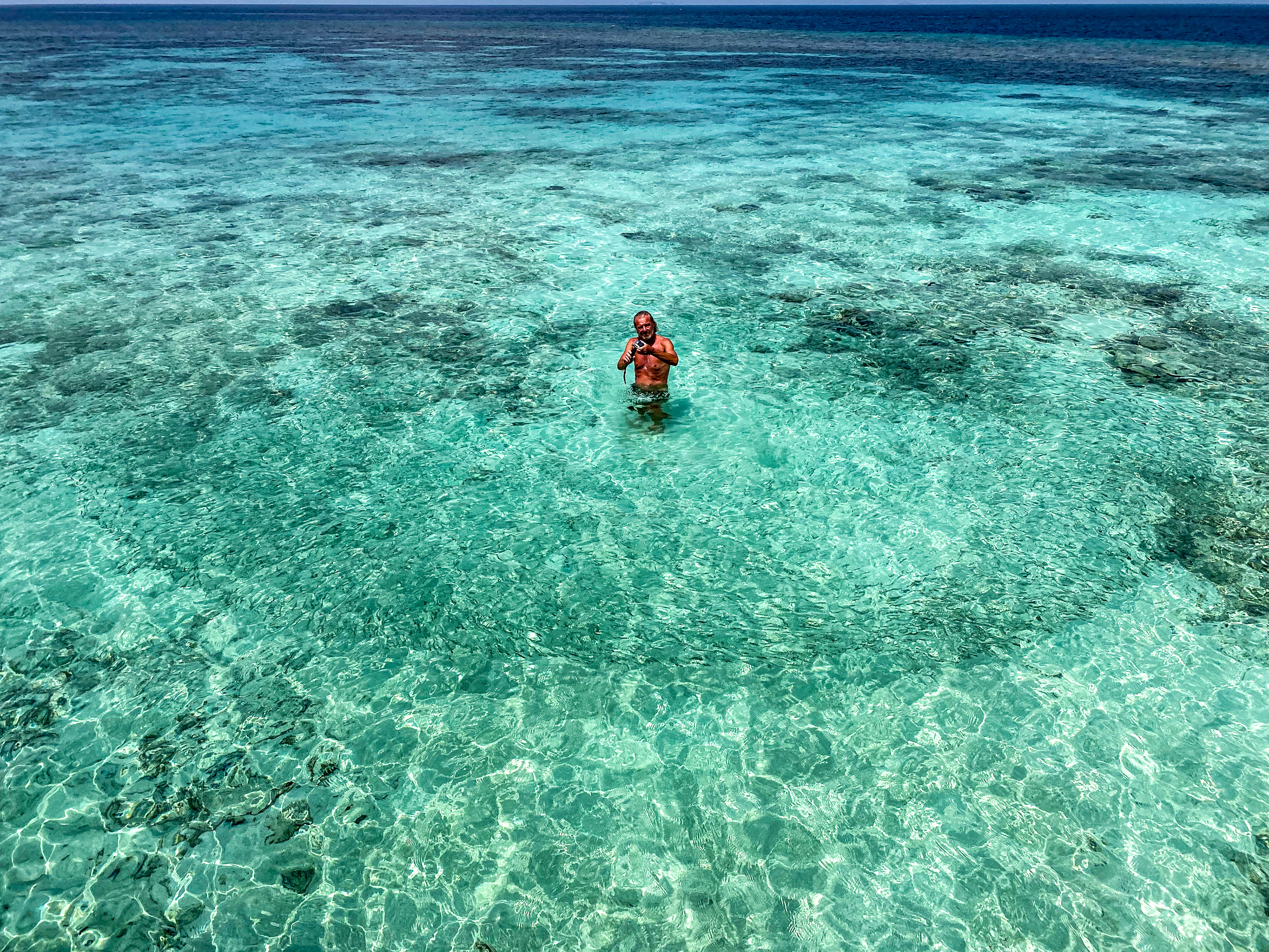 Walter Kober, umgeben von einem Fischschwarm, Kandolhu Maldives