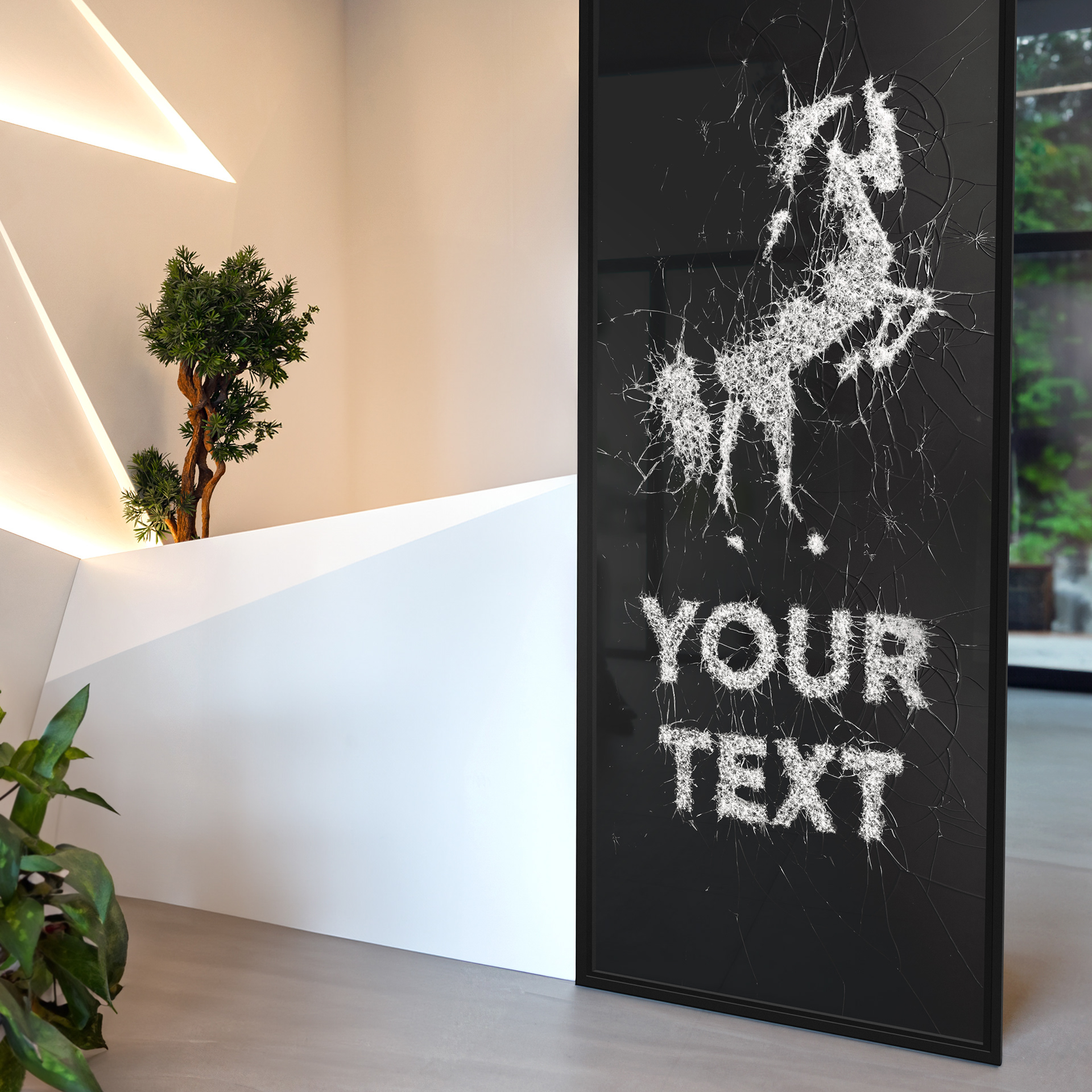 Uniek wandpaneel van gebroken glas, bevestigd in een minimalistisch stalen frame.