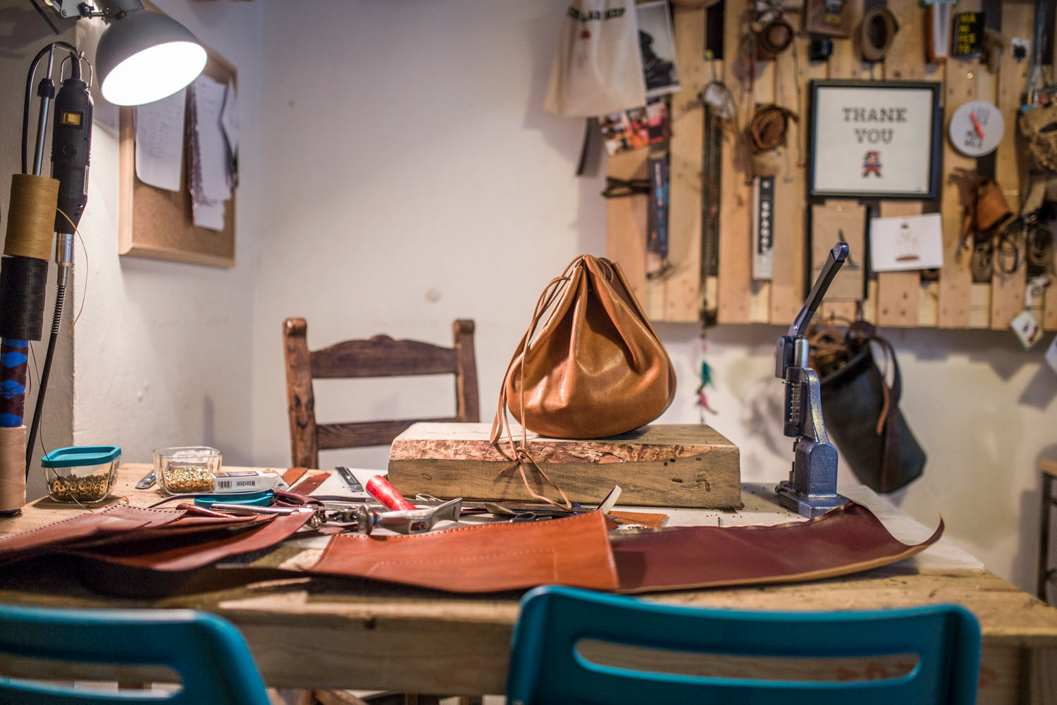 Enes Vural, Agarapati, Deri tasarımcısı. Atölye fotoğrafları ve video röportaj.