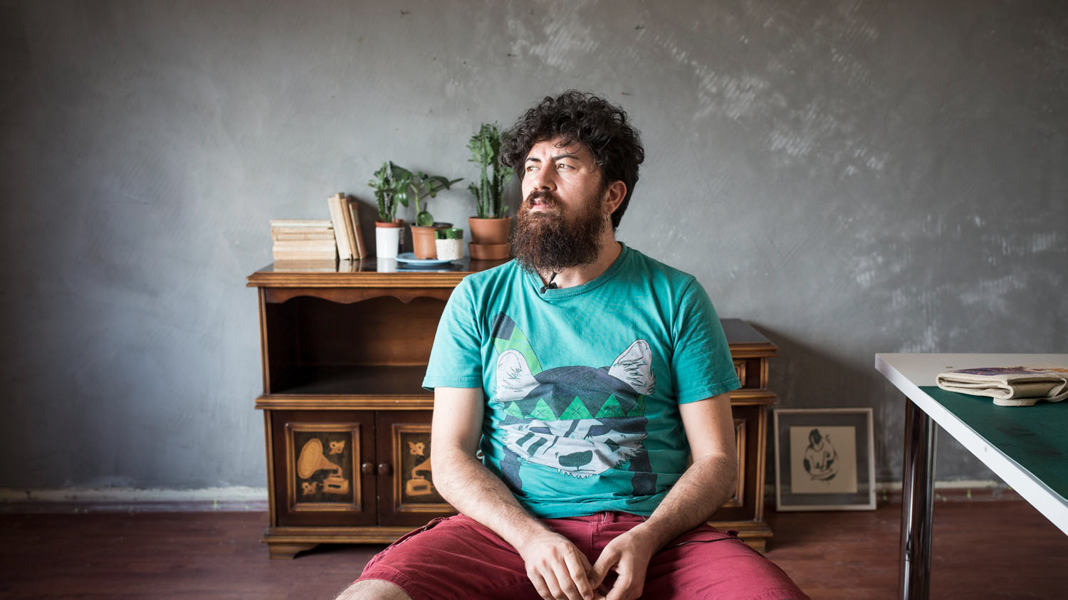 Serkan Akyol, İllüstratör, Tasarımcı, Kadıköy Moda. Atölye fotoğrafları ve video röportaj.