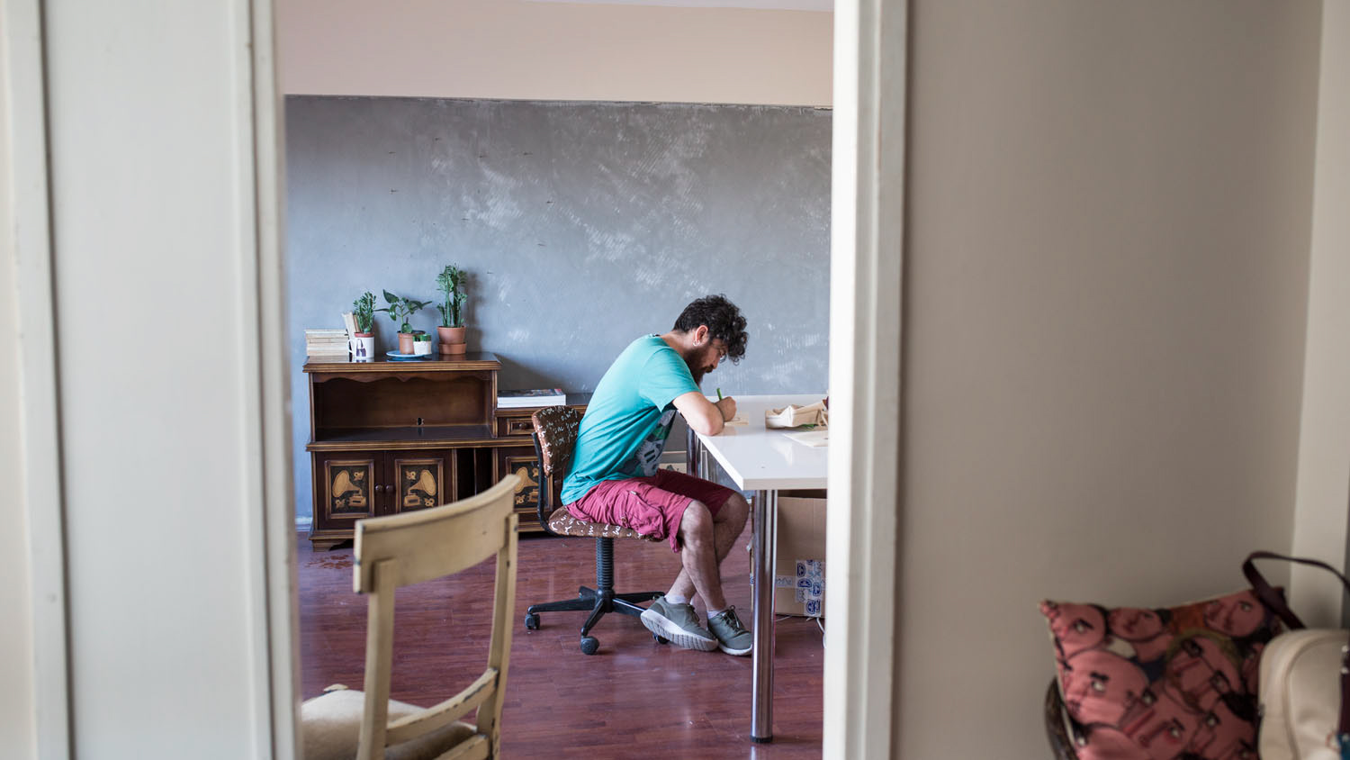 Serkan Akyol, İllüstratör, Tasarımcı, Kadıköy Moda. Atölye fotoğrafları ve video röportaj.