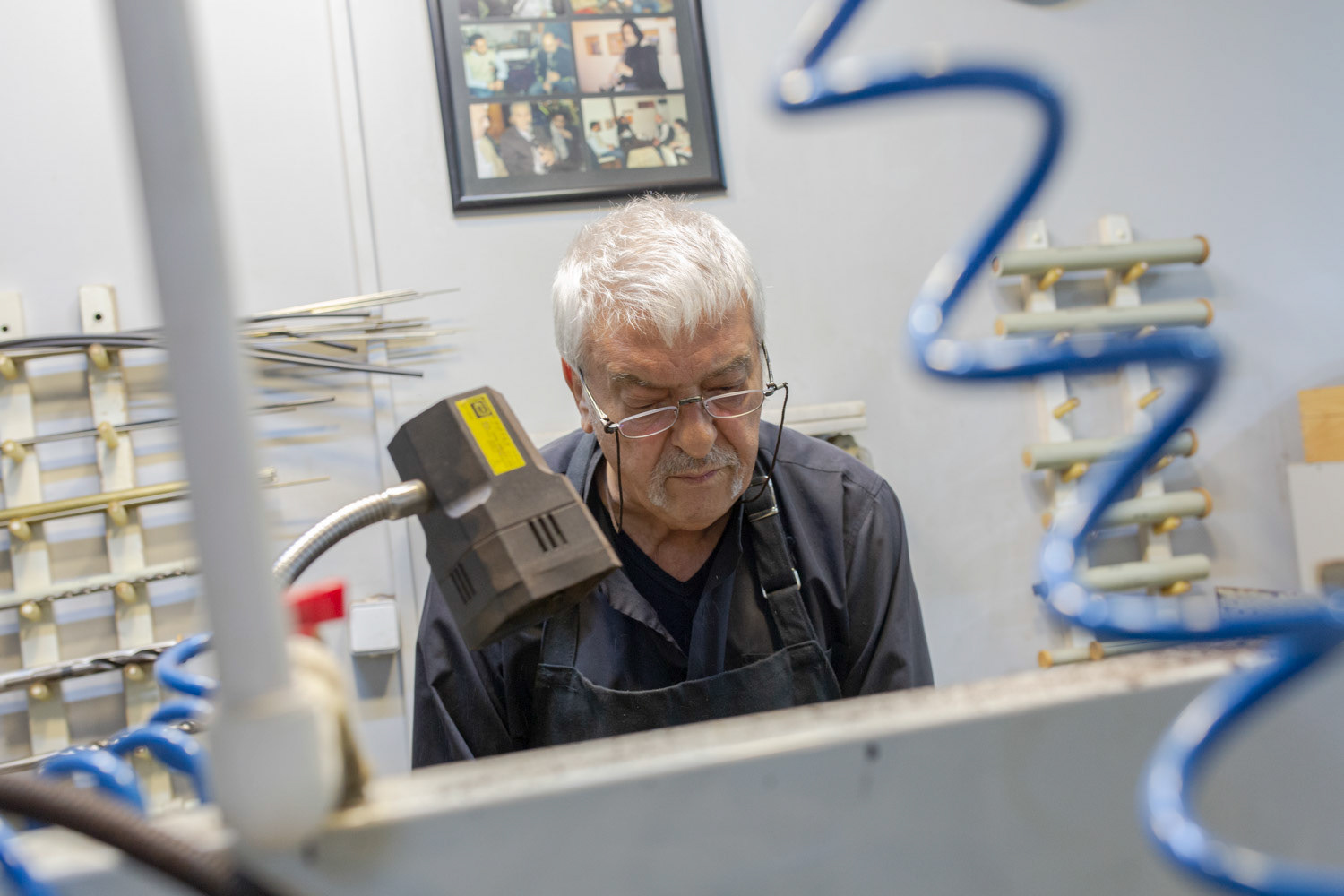 Aydan Akıneri, üflemeli çalgı yapım ustası. İzmir atölye fotoğrafları.