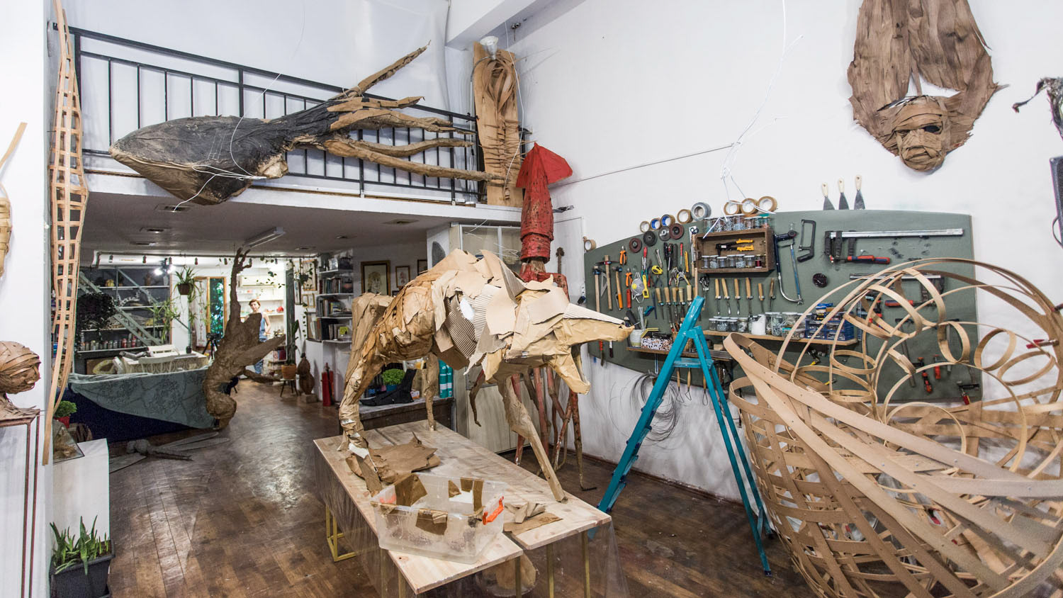 Yağmur Çalış, Heykeltraş. Atölye ve eser fotoğrafları, video röportaj.