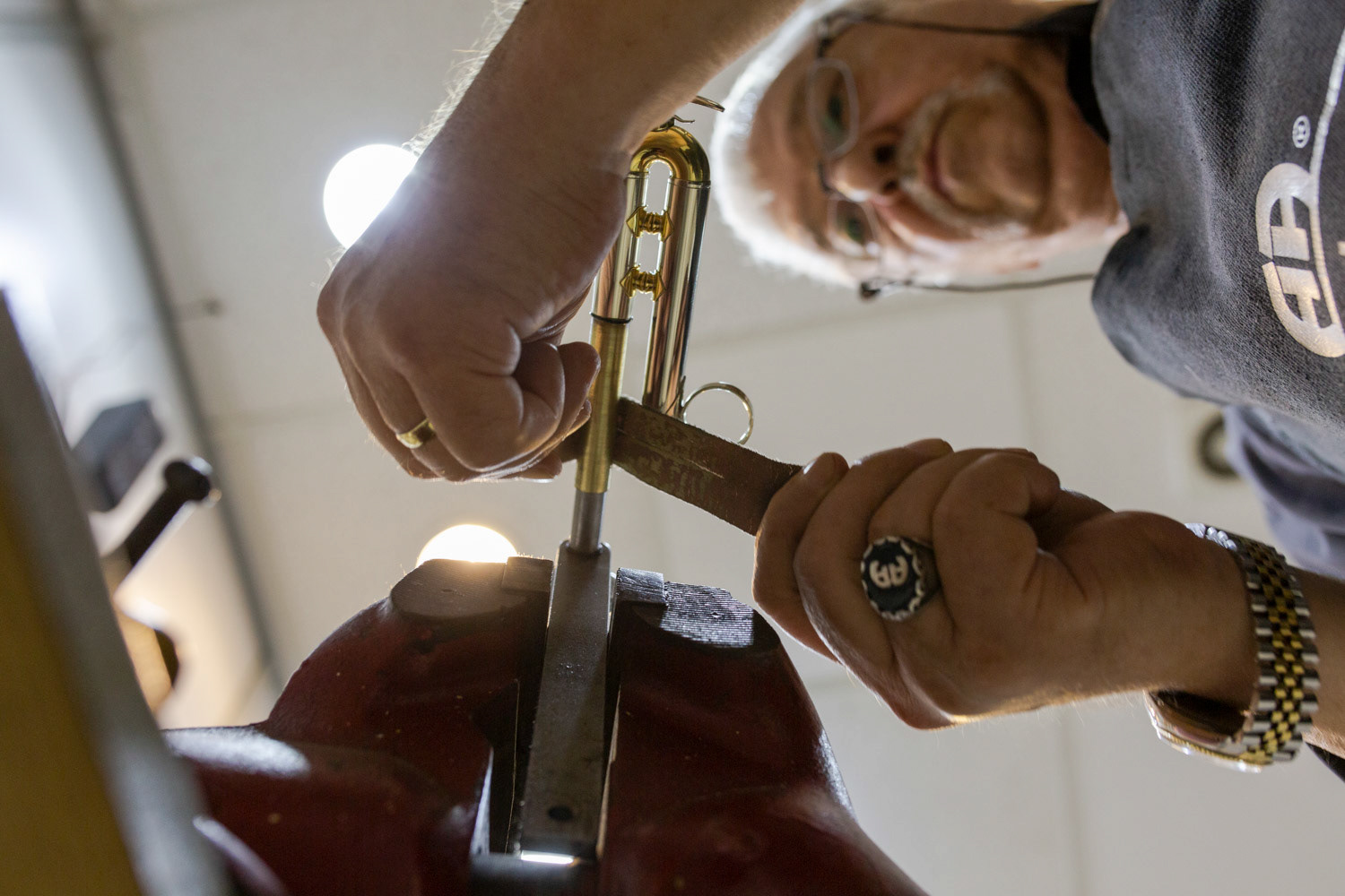 Aydan Akıneri, üflemeli çalgı yapım ustası. İzmir atölye fotoğrafları.