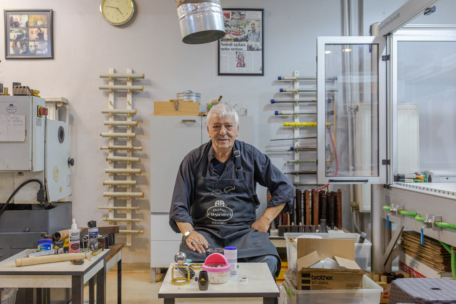 Aydan Akıneri, üflemeli çalgı yapım ustası. İzmir atölye fotoğrafları.