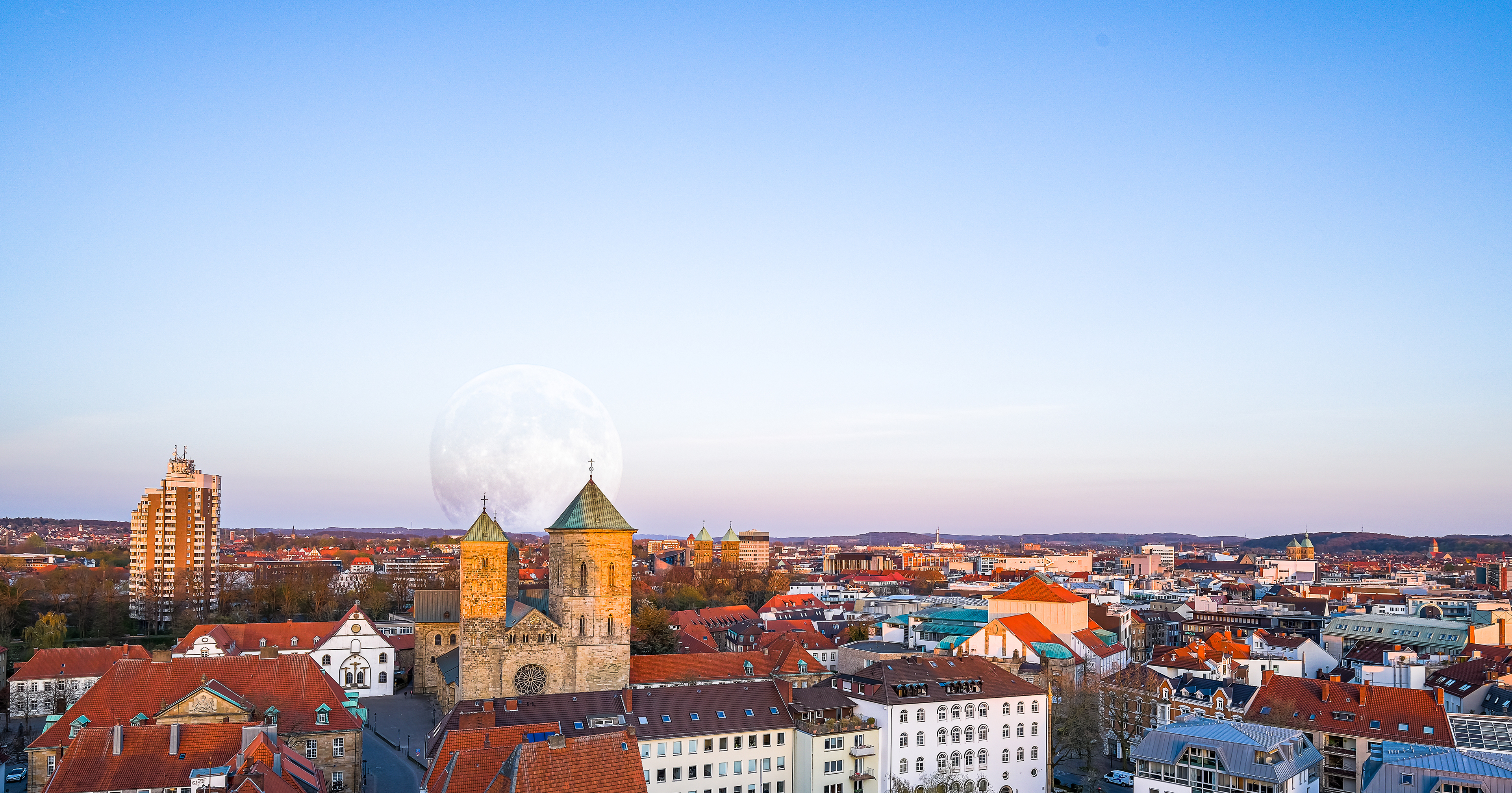 Supermond über dem Dom