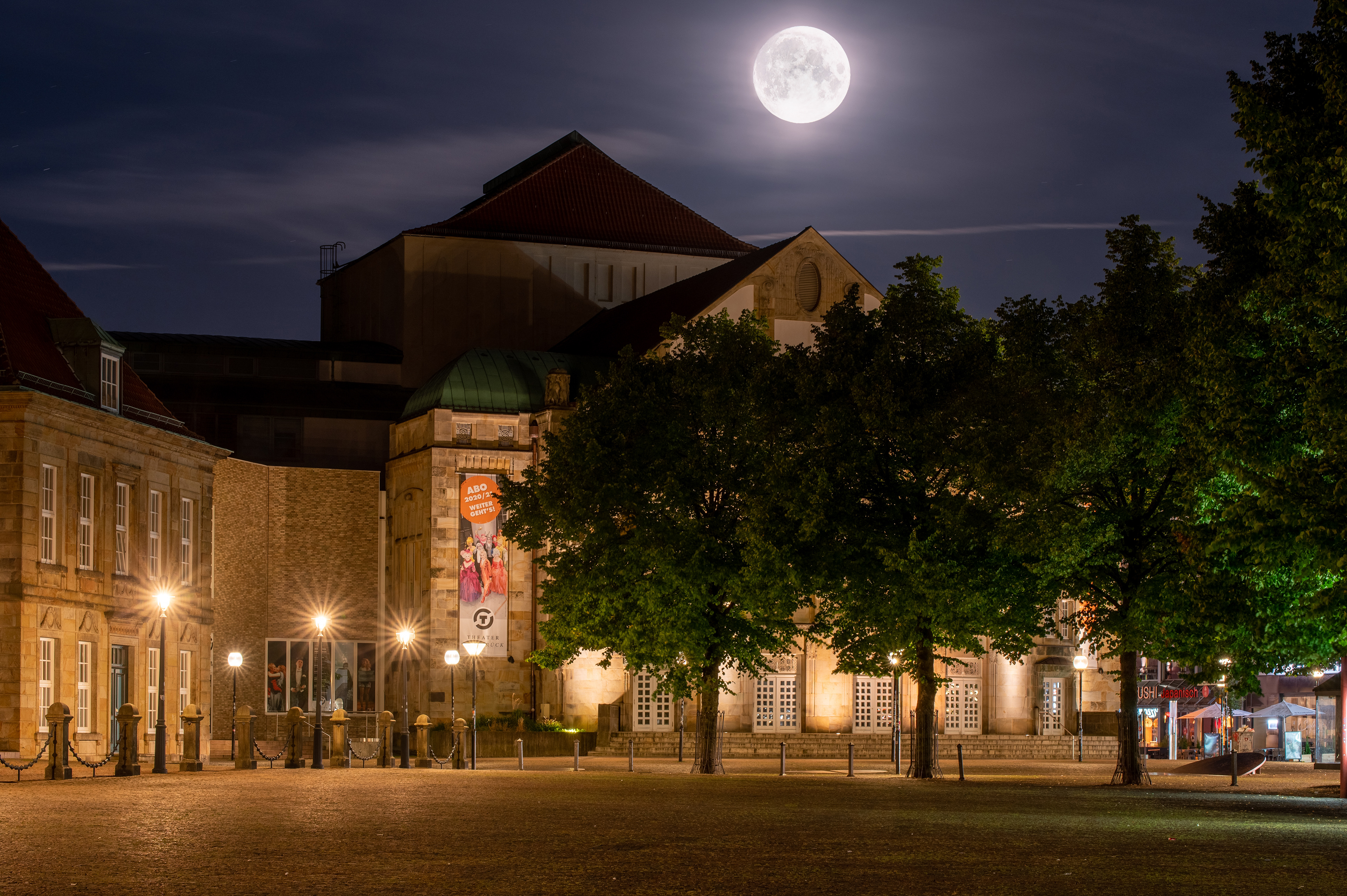Vollmond über dem Opernhaus