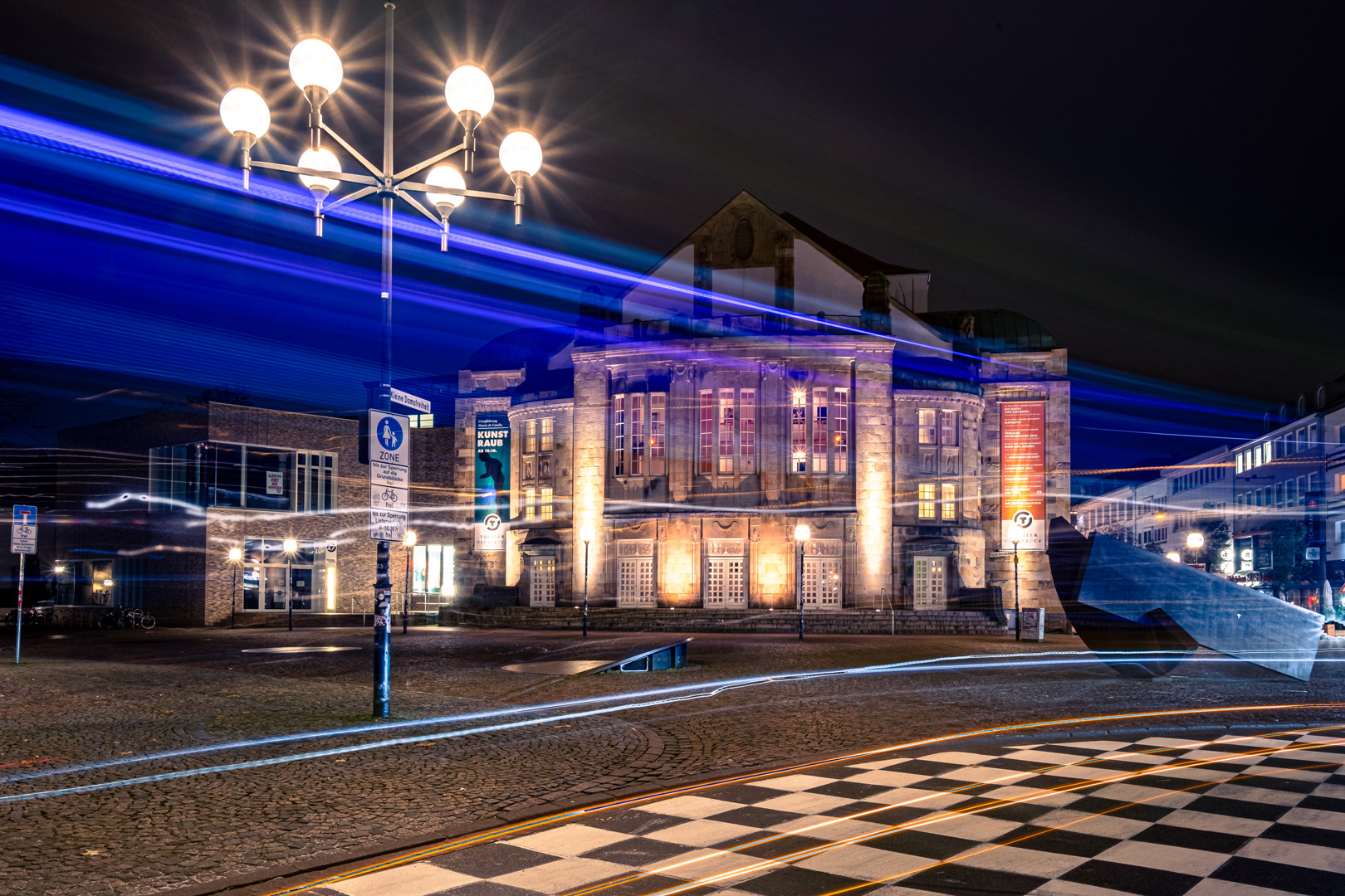 Opernhaus mit Lichtspuren