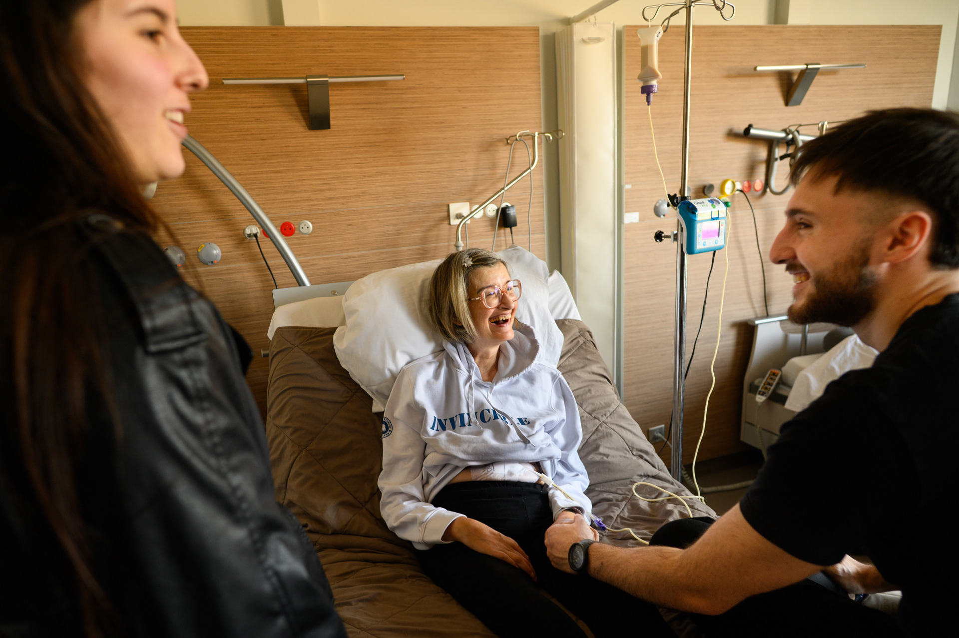 Lydie a subi une gastrostomie pour pouvoir s’alimenter et reprendre du poids. Elle porte le sweat « Les Invincibles », association pour laquelle elle gère la page Facebook.