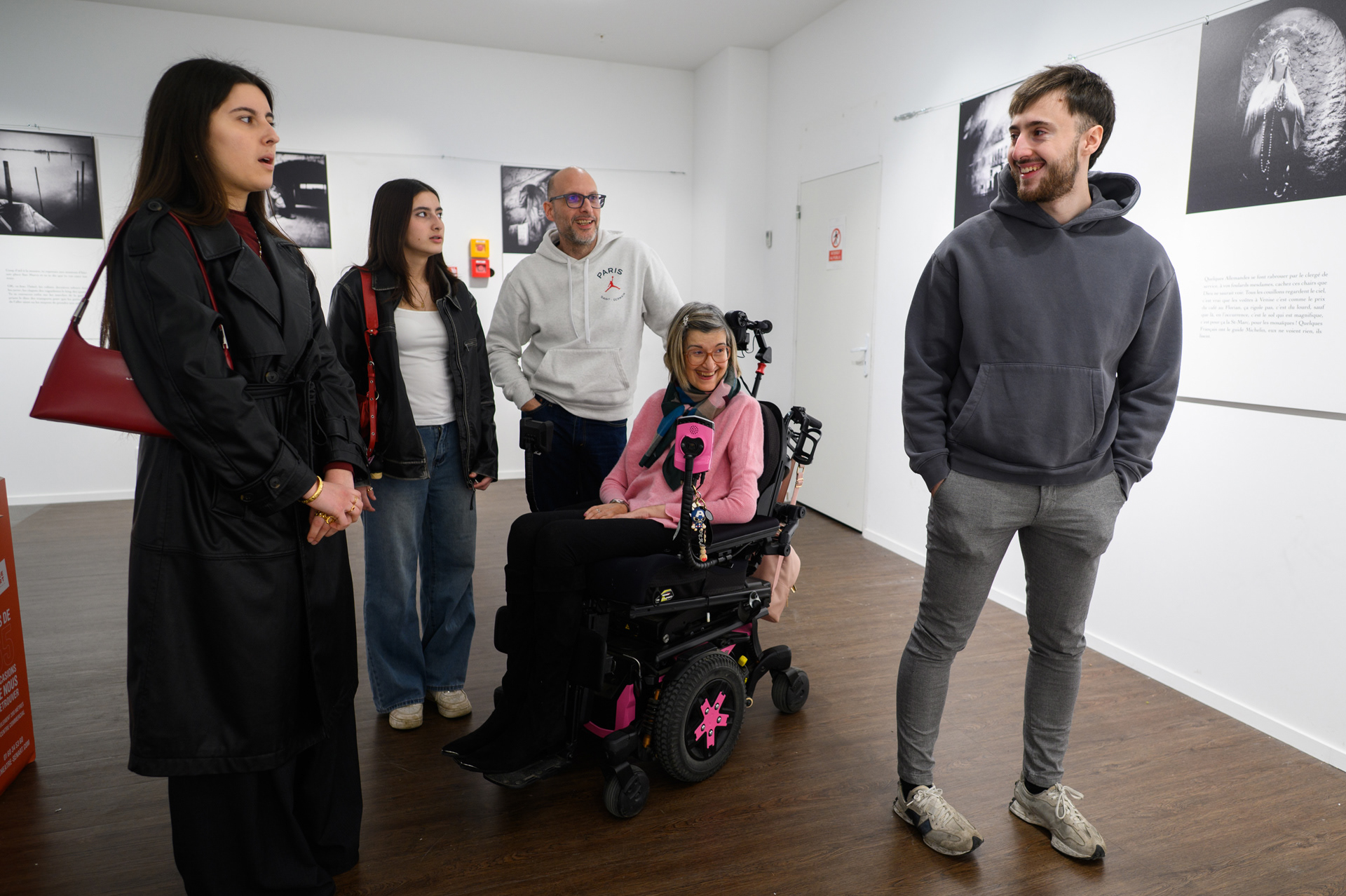 Lucie, Maxine, William, Lydie et Xavier à une exposition.