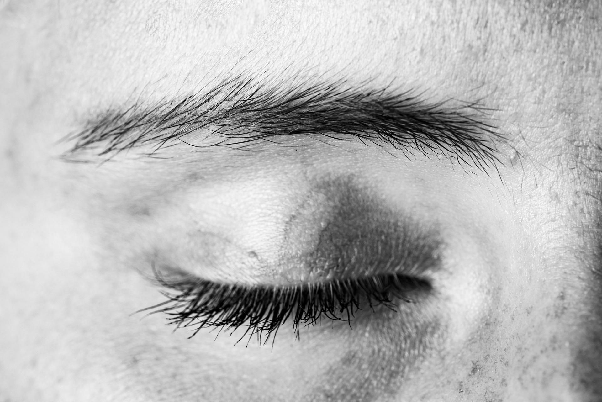 Mes sourcils sont trop plats, j'ai l'impression qu'ils ne donnent aucune expression à mon visage.