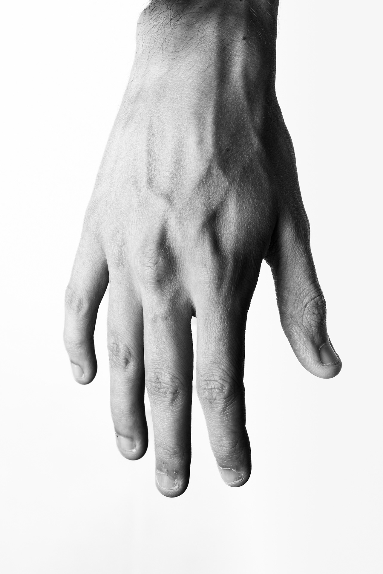Au collège, on se moquait de mes mains jugées trop 'squelettiques' à cause de mes longs doigts et de mes ongles rongés depuis l'enfance.