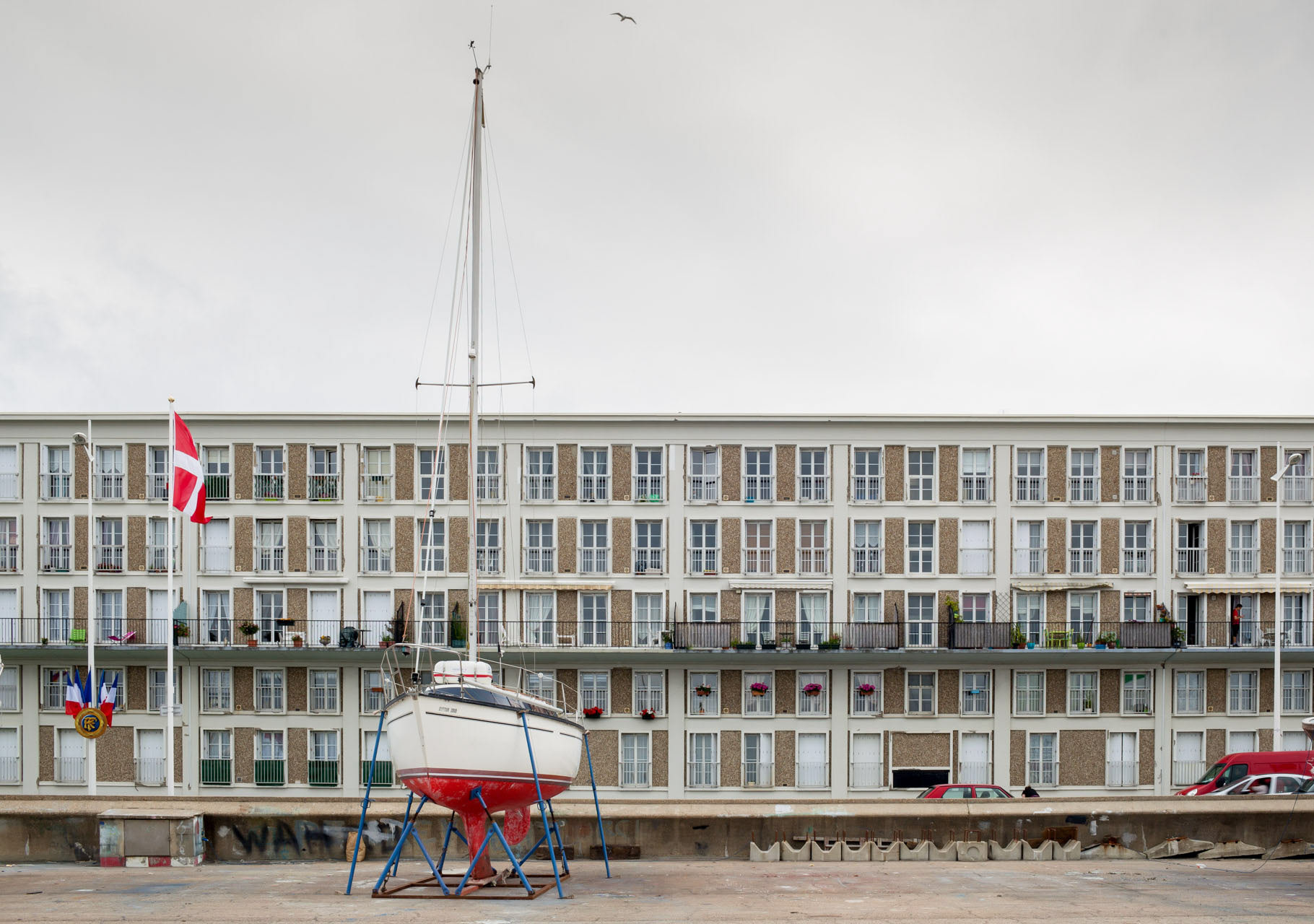 Segelboot im Dock, Le Havre, Normandie, Photographie von Peter Lebeda
