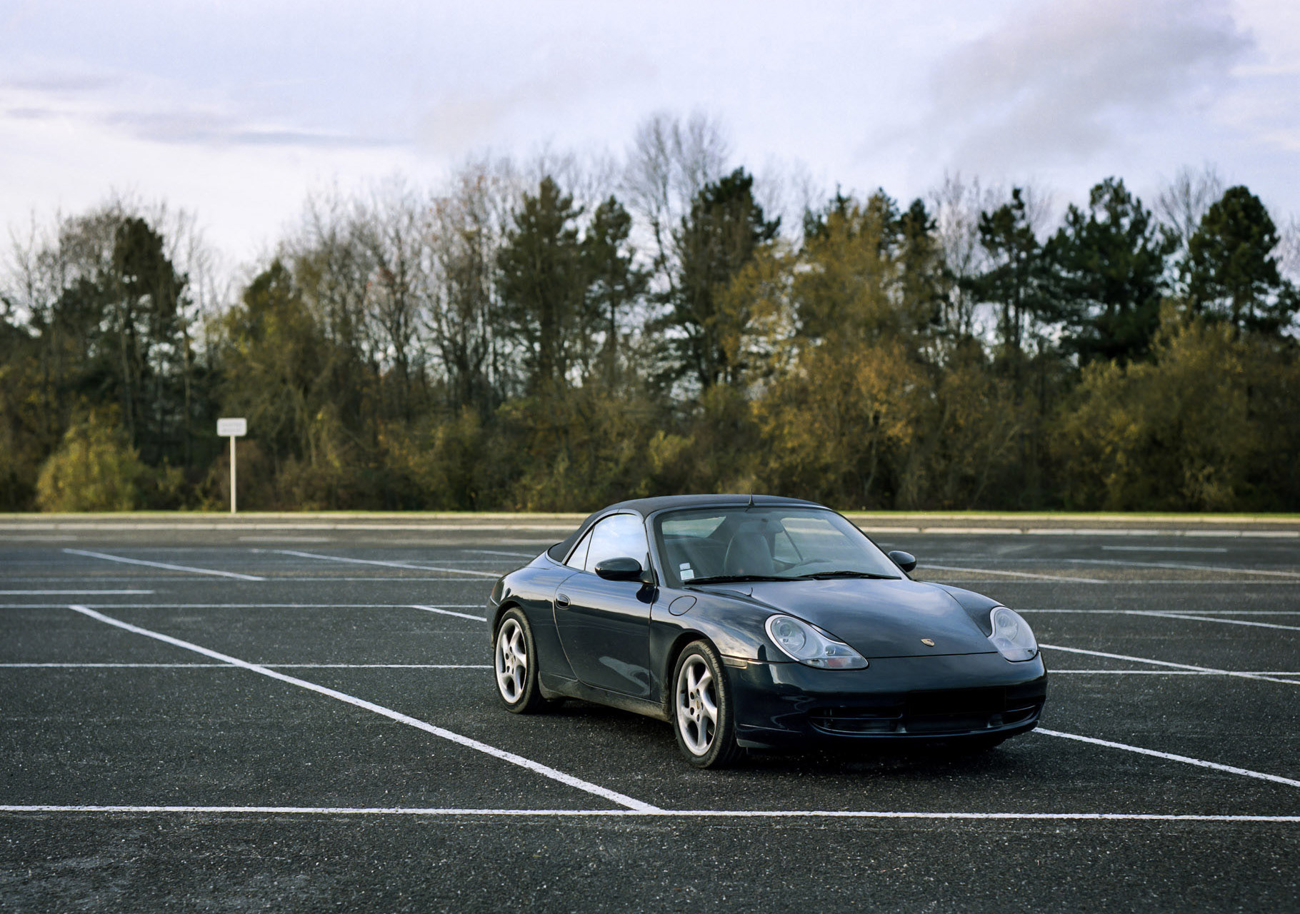 Porsche auf Parkplatz, Beinhaus von Douaumont, Verdun, Photographie von Peter Lebeda