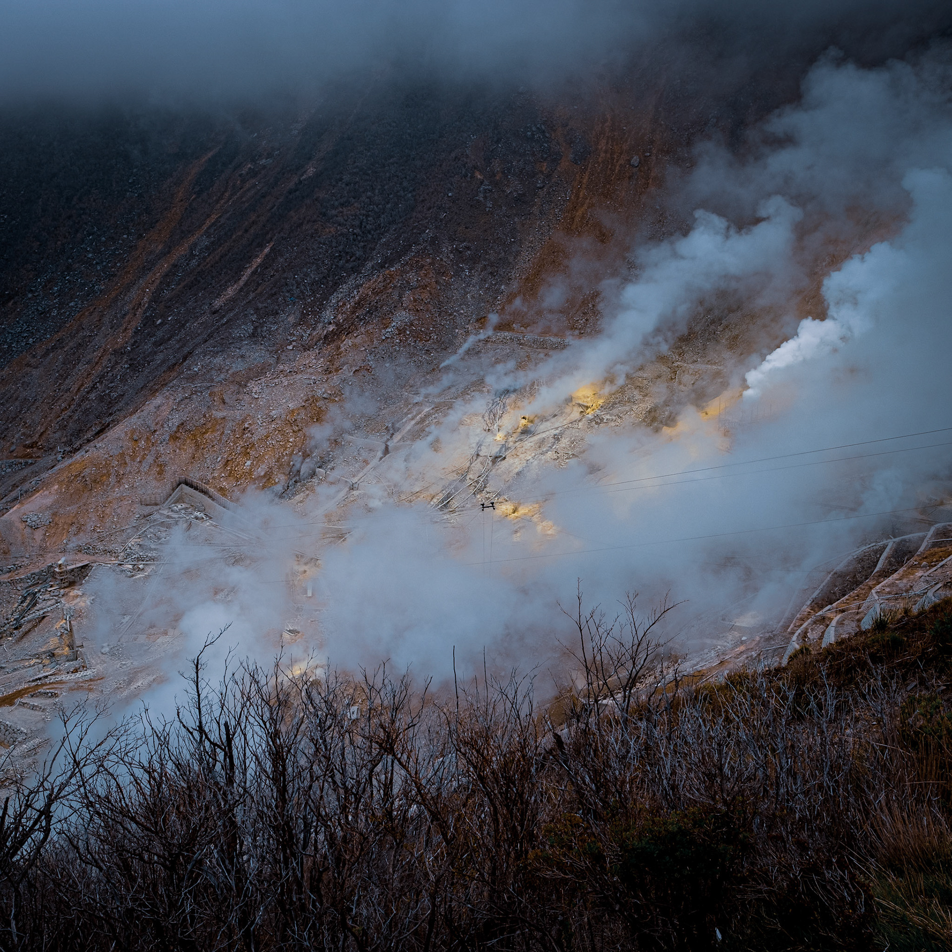An active volcanic zone where sulfurous fumes, hot springs and hot rivers can be experienced.