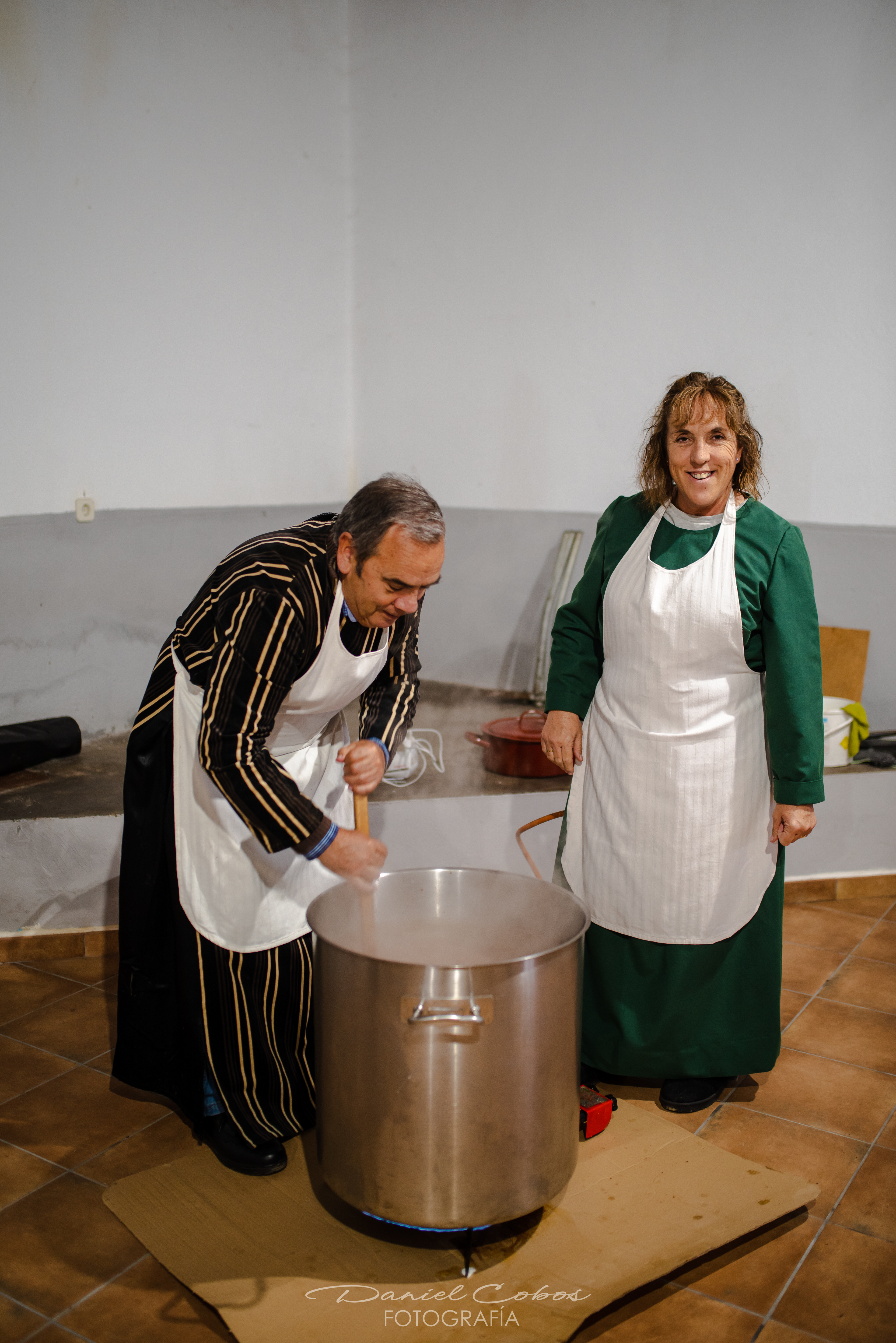 Vecinos preparando chocolate.