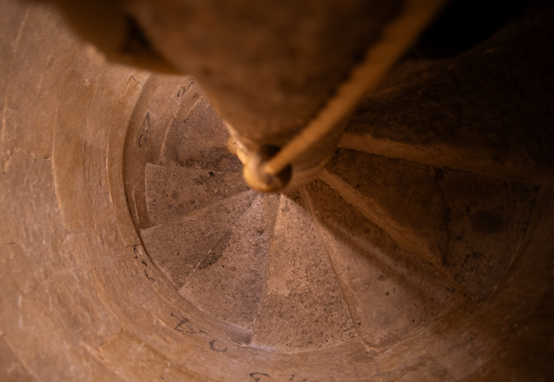 Escalera al campanario y torre del reloj.