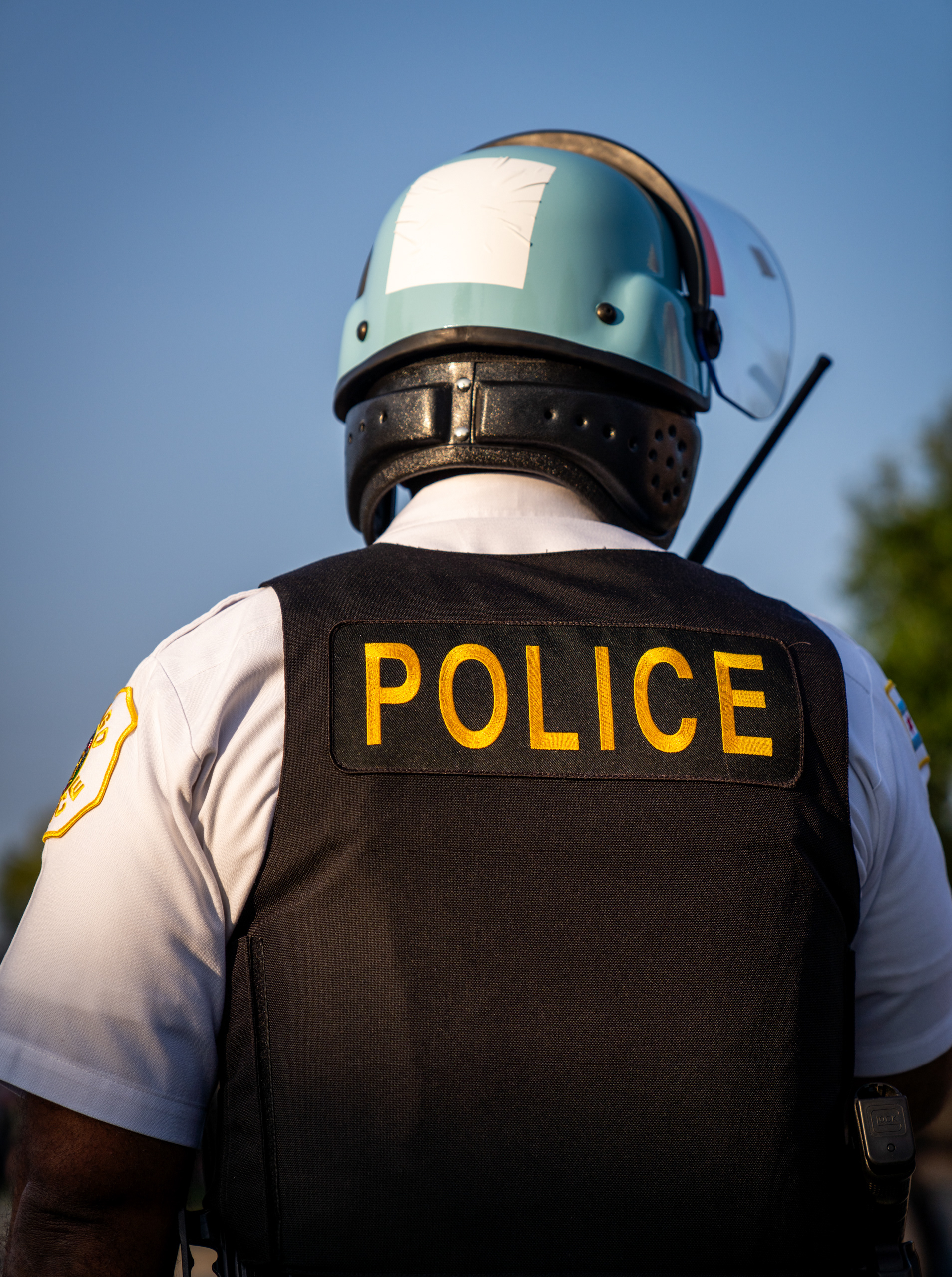Chicago — A Chicago Police officer in a riot helmet awaits protesters during a rally in Chicago during the DNC on Aug. 21, 2024.