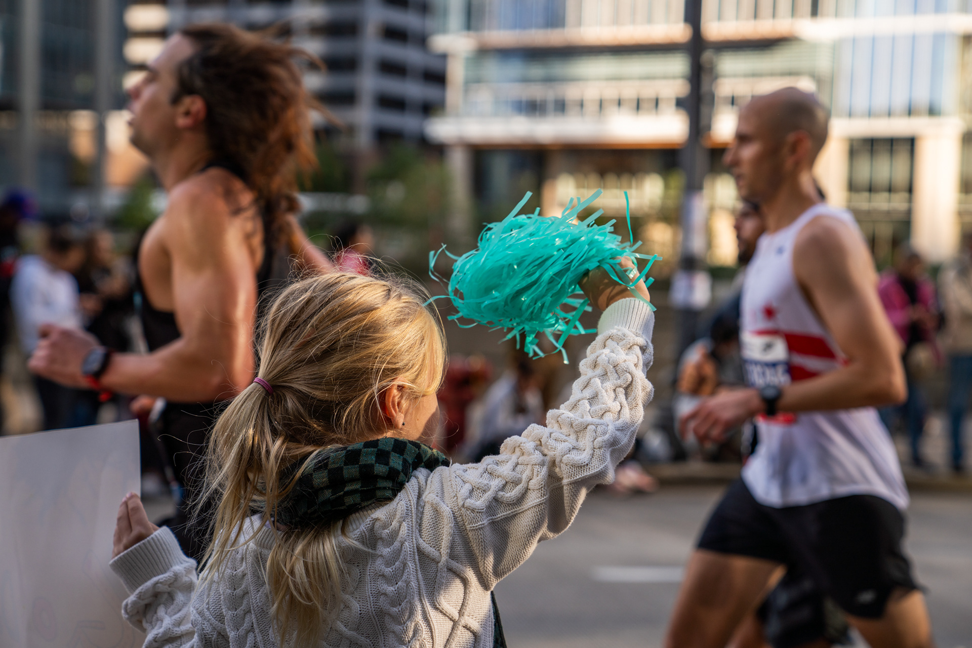 A young girl cheers on runners in the Chicago Marathon. Oct. 13, 2024.