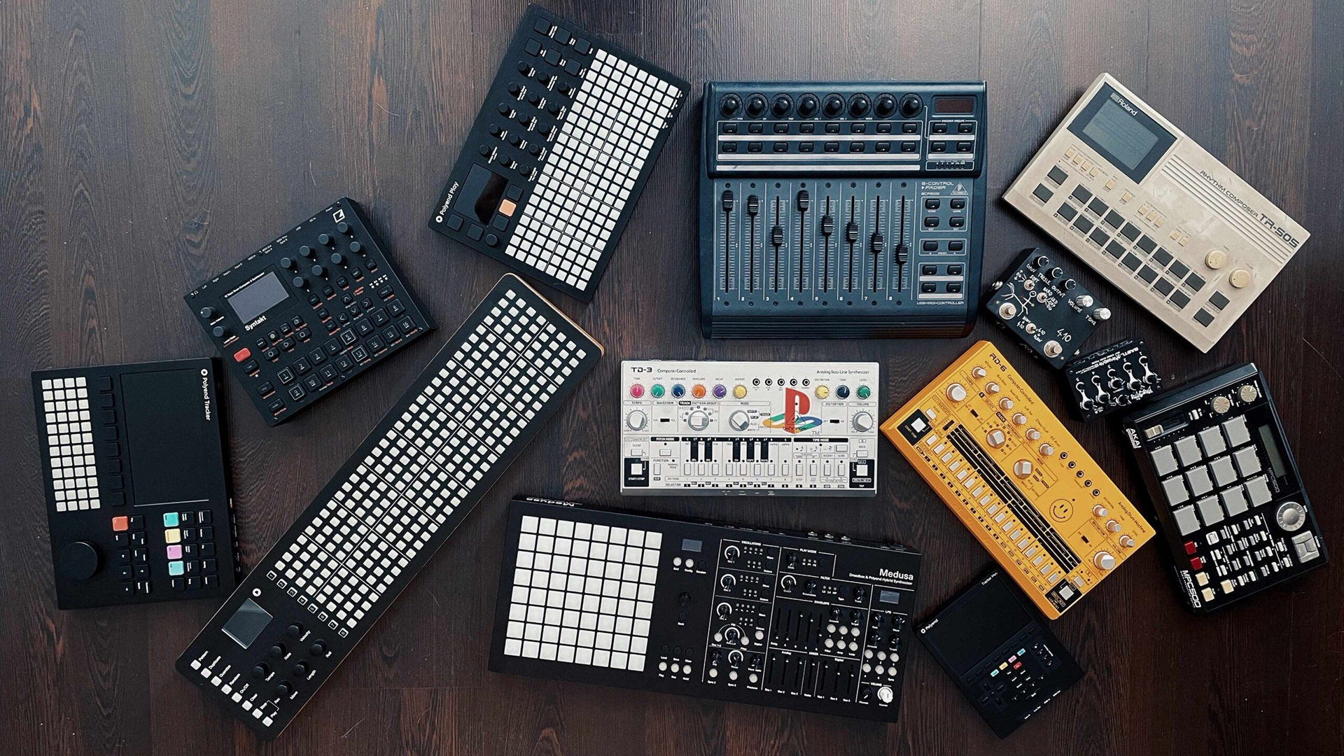 Erfahre in unserem Blogartikel über DAW-less Setups in der elektronischen Musik, wie Musiker kreative Freiheit, verbesserte Klangqualität und spontane Improvisation durch den Einsatz von Hardware-Instrumenten gewinnen. Entdecke die Vorteile von Hardware-basierten Produktionsansätzen und wie sie die Art und Weise revolutionieren, wie Musik geschaffen und live aufgeführt wird