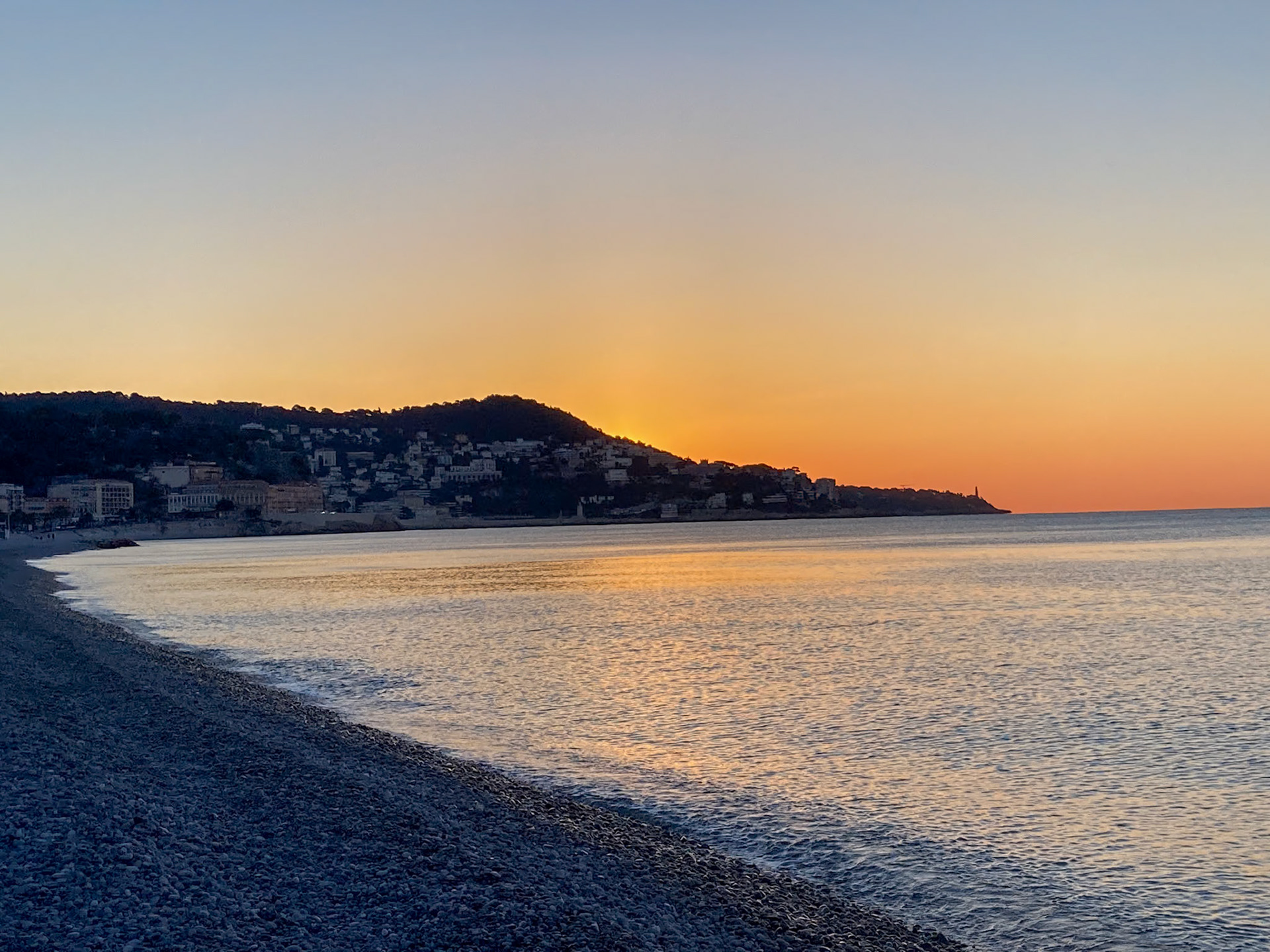 Strand von Nizza bei Sonnenaufgang