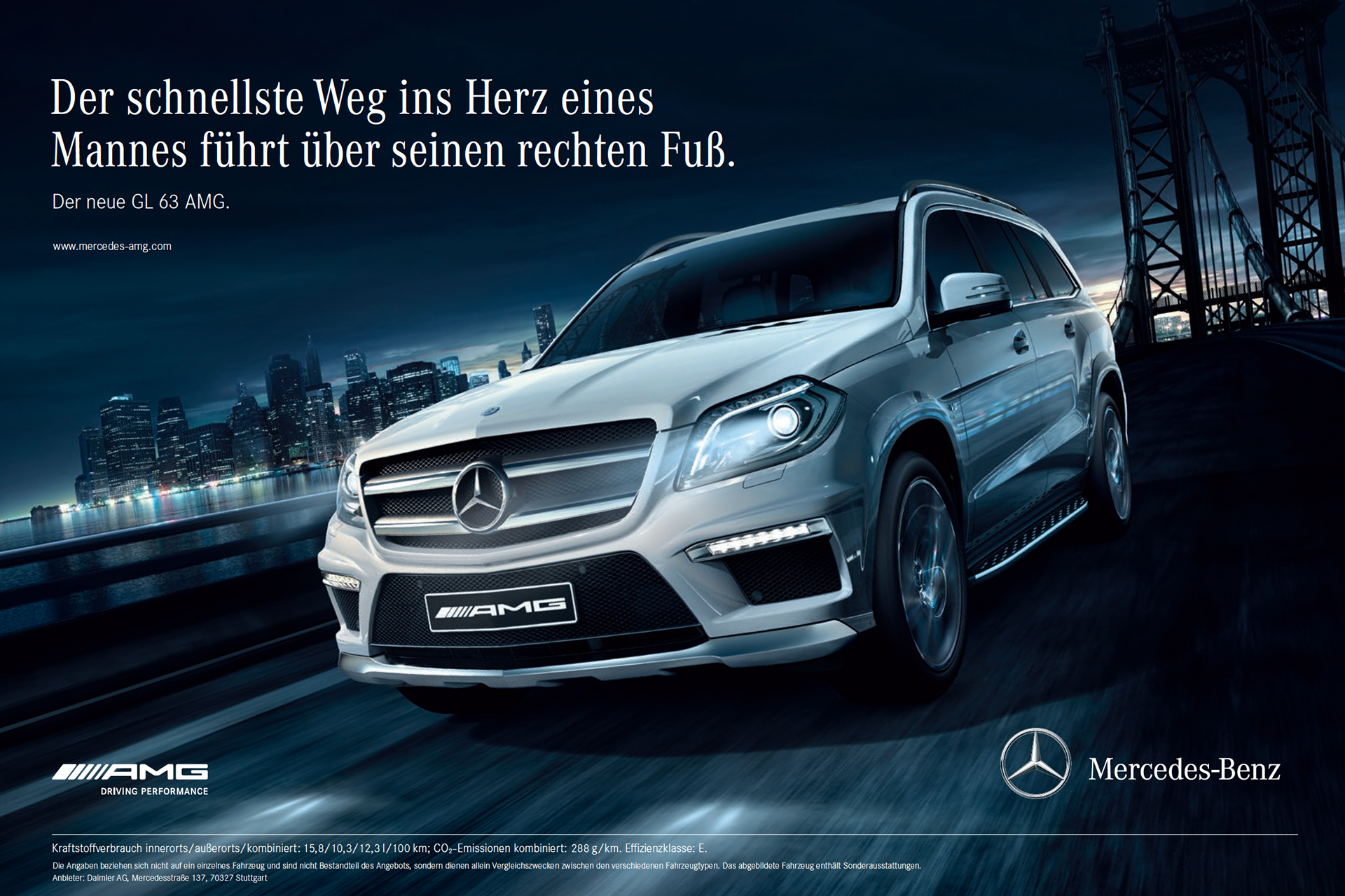 Eine Anzeige für den neuen Mercedes-Benz GL 63 AMG. Wir sehen den Wagen in den frühen Abendstunden äußerst dynamisch durch die Stadt fahren. Dazu steht: Der schnellste Weg ins Herz eines Mannes führt über seinen rechten Fuß. Der neue GL 63 AMG.