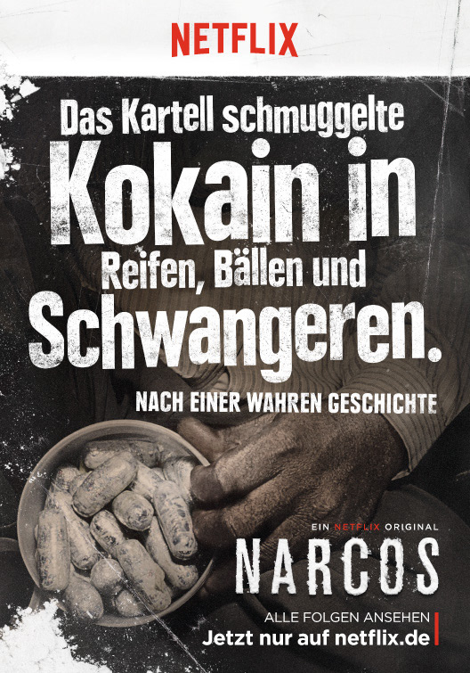 Ein Plakat, das mit beeindruckenden Fakten für die Netflix Serie Narcos wirbt. Wir sehen eine Person mit kleinen, von Kondomen umhüllte Kokain-Päckchen, die Menschen üblicherweise zum Schmuggeln schlucken mussten. Dazu steht: Das Kartell schmuggelte Kokain in Reifen, Bällen und Schwangeren. Nach einer wahren Geschichte. Narcos. Jetzt nur auf Netflix.