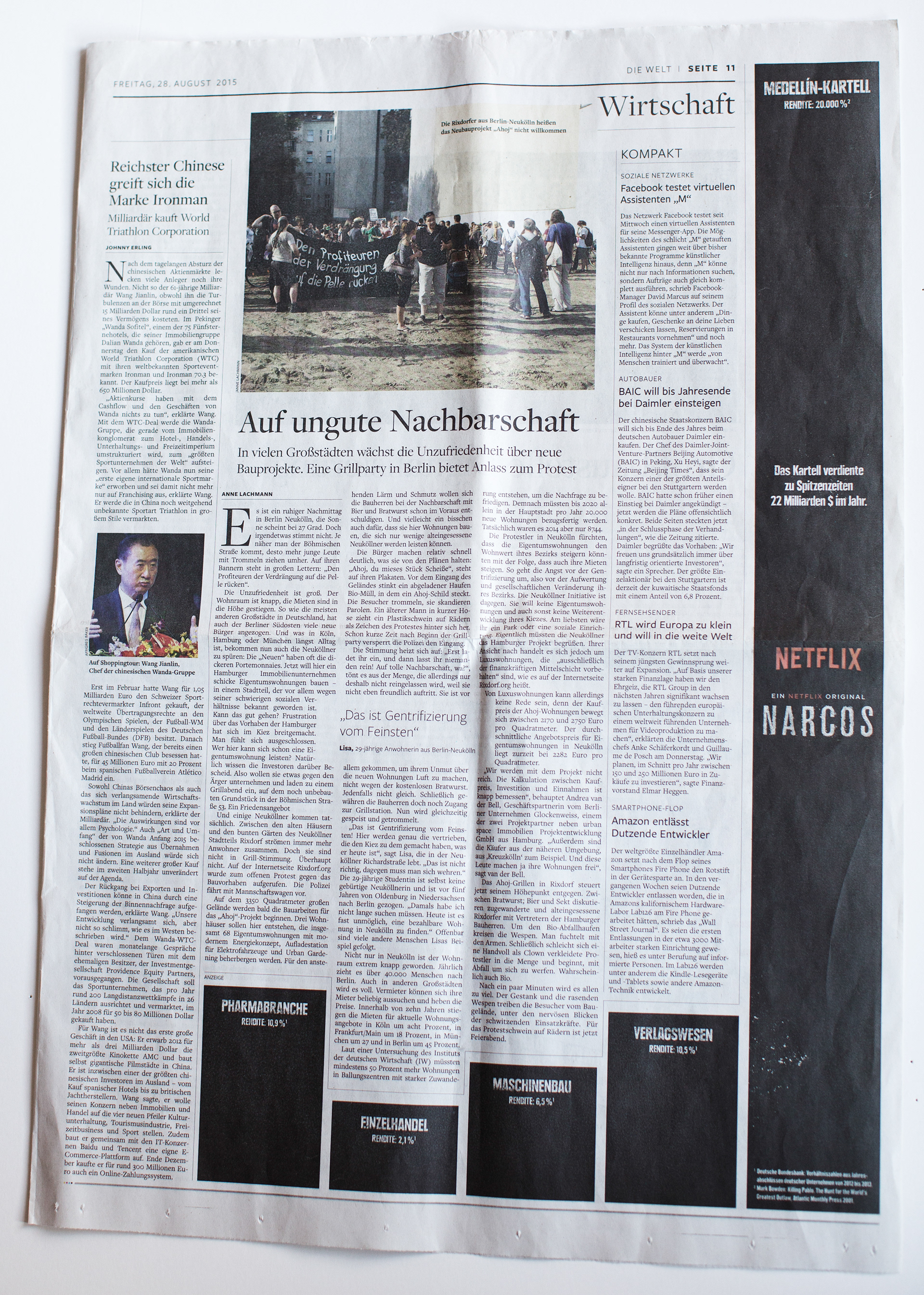 Eine Anzeige im Wirtschaftsteil einer Tageszeitung, die mit beeindruckenden Fakten für die Netflix Serie Narcos wirbt. Verschieden hohe Säulen stellen die Renditen unterschiedlicher Branchen dar. Während diese bei Pharma, Einzelhandel, Maschinenbau und Verlagswesen nicht über 11% hinaus geht, liegt die Rendite beim Medellin-Kartell bei 20.000%. Dazu steht: Das Kartell verdiente zu Spitzenzeiten 22 Milliarden $ im Jahr. Narcos. Ein Netflix Original.