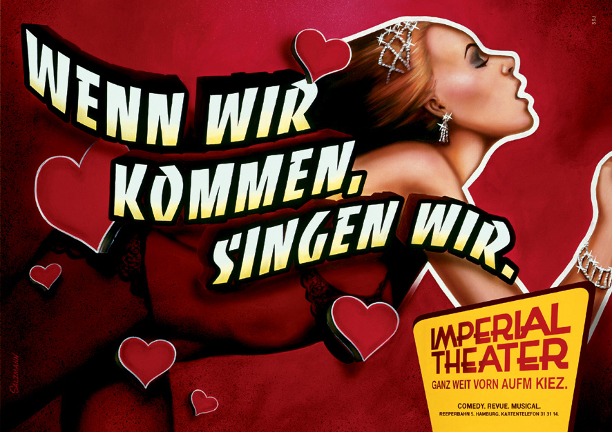 Ein Plakat für das Imperial Theater, einem Comedy, Revue und Musical Theater auf St. Pauli. Es ist im Stile klassischer Kiezmalerei gestaltet. Mit Herzen, Sternen, nackter Haut und einer großen geschwungenen Headline, die sagt: Wenn wir kommen, singen wir. Darunter ist das Logo zu sehen und der Claim: Imperial Theater. Ganz weit vorn aufm Kiez.