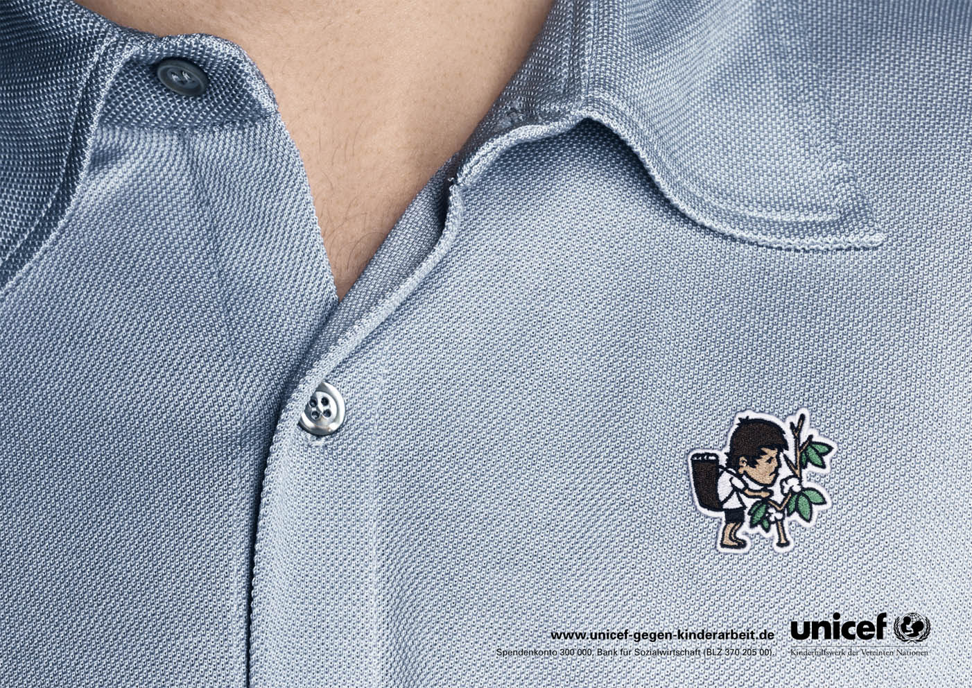 Ein Plakat, die für das Engagement von UNICEF wirbt. Wir sehen ein hellblaues Polohemd mit einem außergewöhnlichen Brustlogo: Es zeigt ein unglückliches Kind, das Baumwolle pflücken muss. Darunter steht: www.unicef-gegen-kinderarbeit.de. Dazu das Spendenkonto und das Logo von Unicef.