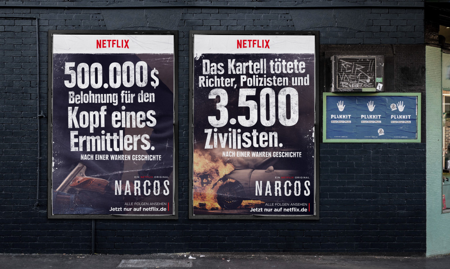 Auf einer Häuserwand kleben zwei Plakate, die mit beeindruckenden Fakten für die Netflix Serie Narcos werben. Auf dem ersten sehen wir eine Person mit einem Revolver hinten im Hosenbund. Dazu steht: 500.000 $ Belohnung für den Kopf eines Ermittlers. Nach einer wahren Geschichte. Narcos. Jetzt nur auf Netflix. Auf dem zweiten Plakat sehen wir ein Auto, das gerade in Flammen aufgeht. Dazu steht: Das Kartell tötete Richter, Polizisten und 3.500 Zivilisten. Nach einer wahren Geschichte. Narcos. Jetzt nur auf Netflix.