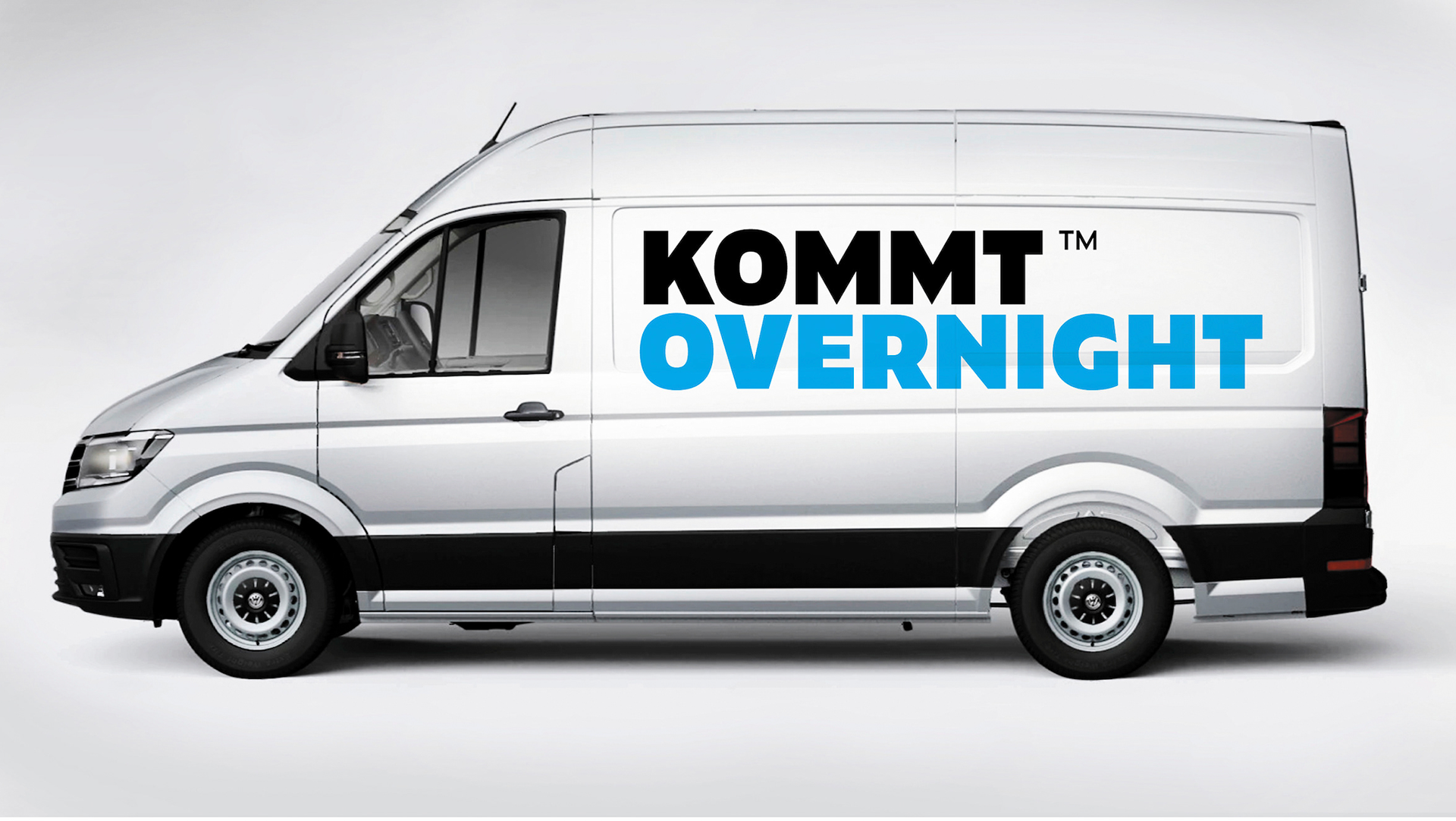 Die Fahrzeug-Gestaltung von KOMMT, einem neuen Overnight-Kurier. Auf einem Transporter steht groß: KOMMT overnight.