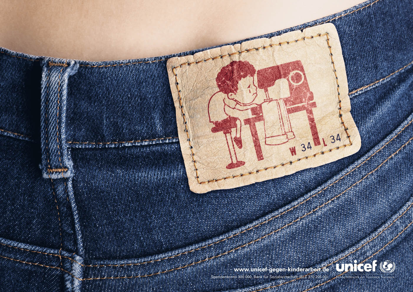 Ein Plakat, die für das Engagement von UNICEF wirbt. Wir sehen eine blaue Jeans mit einem außergewöhnlichen Logo-Label: Es zeigt ein unglückliches Kind, das an einer Nähmaschine eins Hose fertigen muss. Darunter steht: www.unicef-gegen-kinderarbeit.de. Dazu das Spendenkonto und das Logo von Unicef.