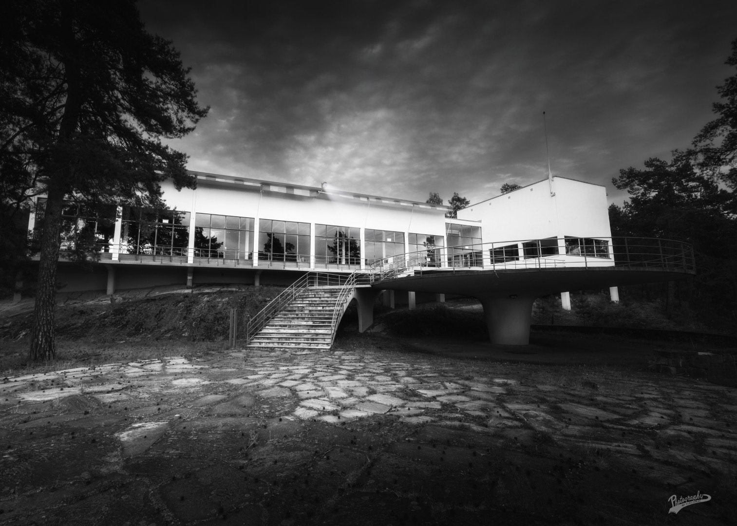 Svart hvitt bilde av den nedlagte restauranten på Ingierstrand.