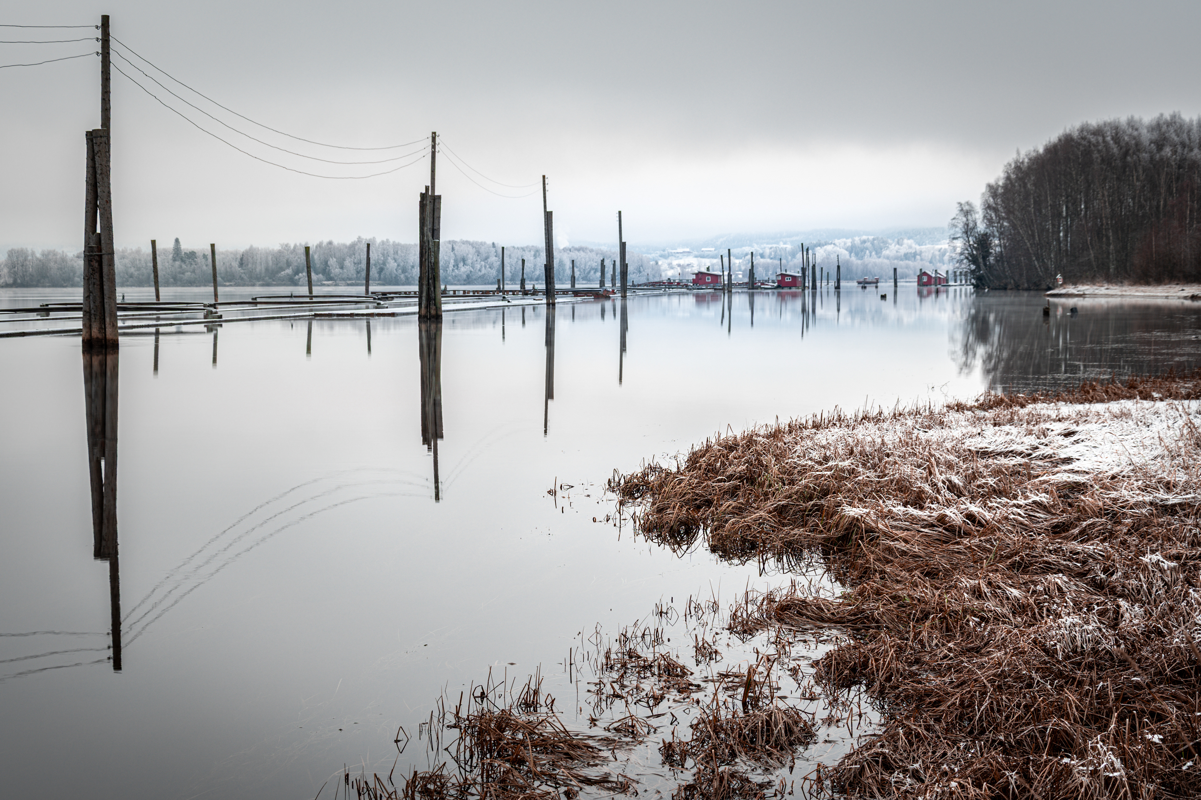 Bilde er fra da den første snøen falt over Fetsund lenser. Moody senhøststemning langs Glomma