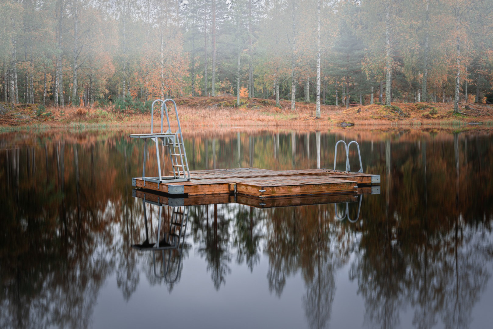 Høstlig bilde av en badeflåte i lett tåkete høstvær. Et rolig bilde for din vegg