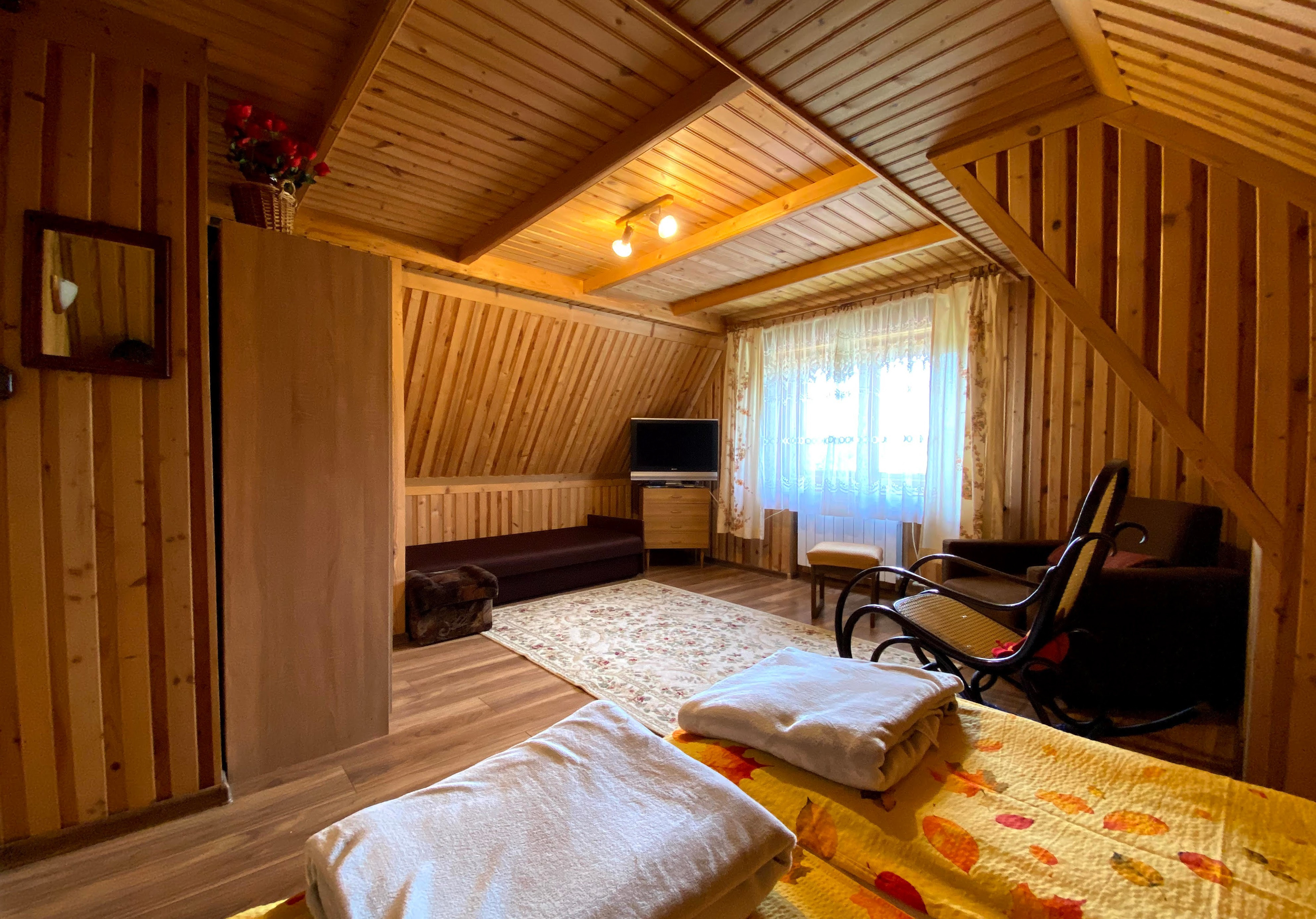 Widok na okno z wejscia do pokoju