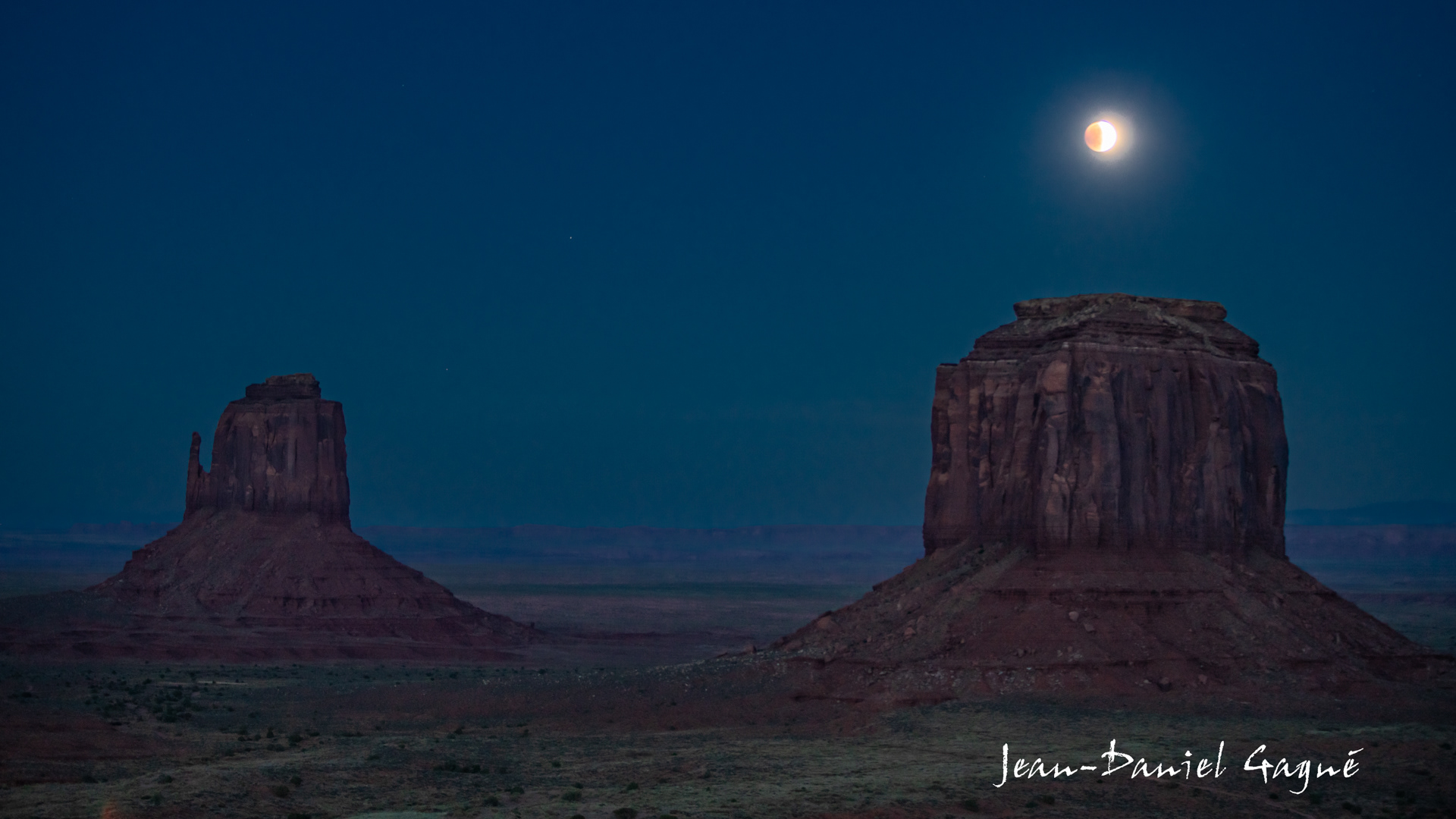 ÉCLIPSE DE lUNE SUR MONUMENT VALLEY