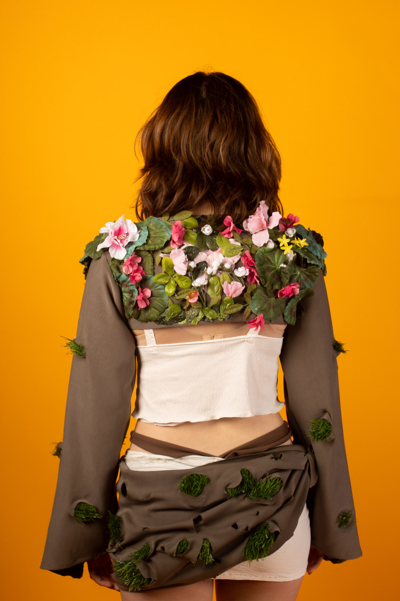 Set Inspired by Nature with Fake Flowers and Leaves