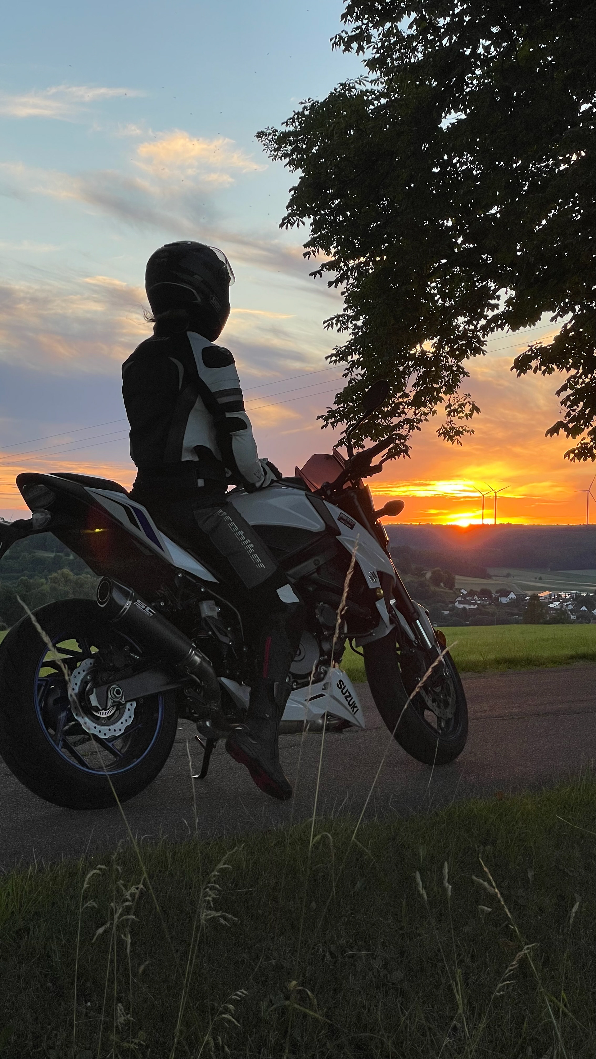 Sunset on Suzuki GSXs 750
